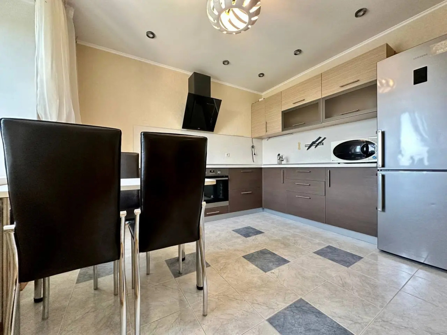 Квартира Трехкомнатная Аэродромная 72а