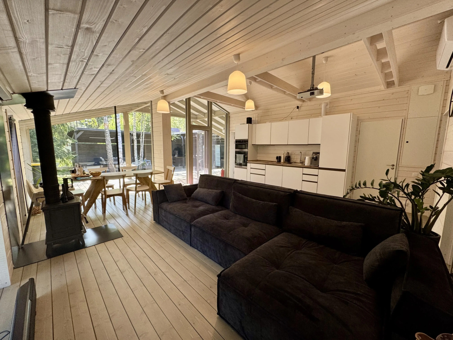 Частный Дом с Верандой в Лесу