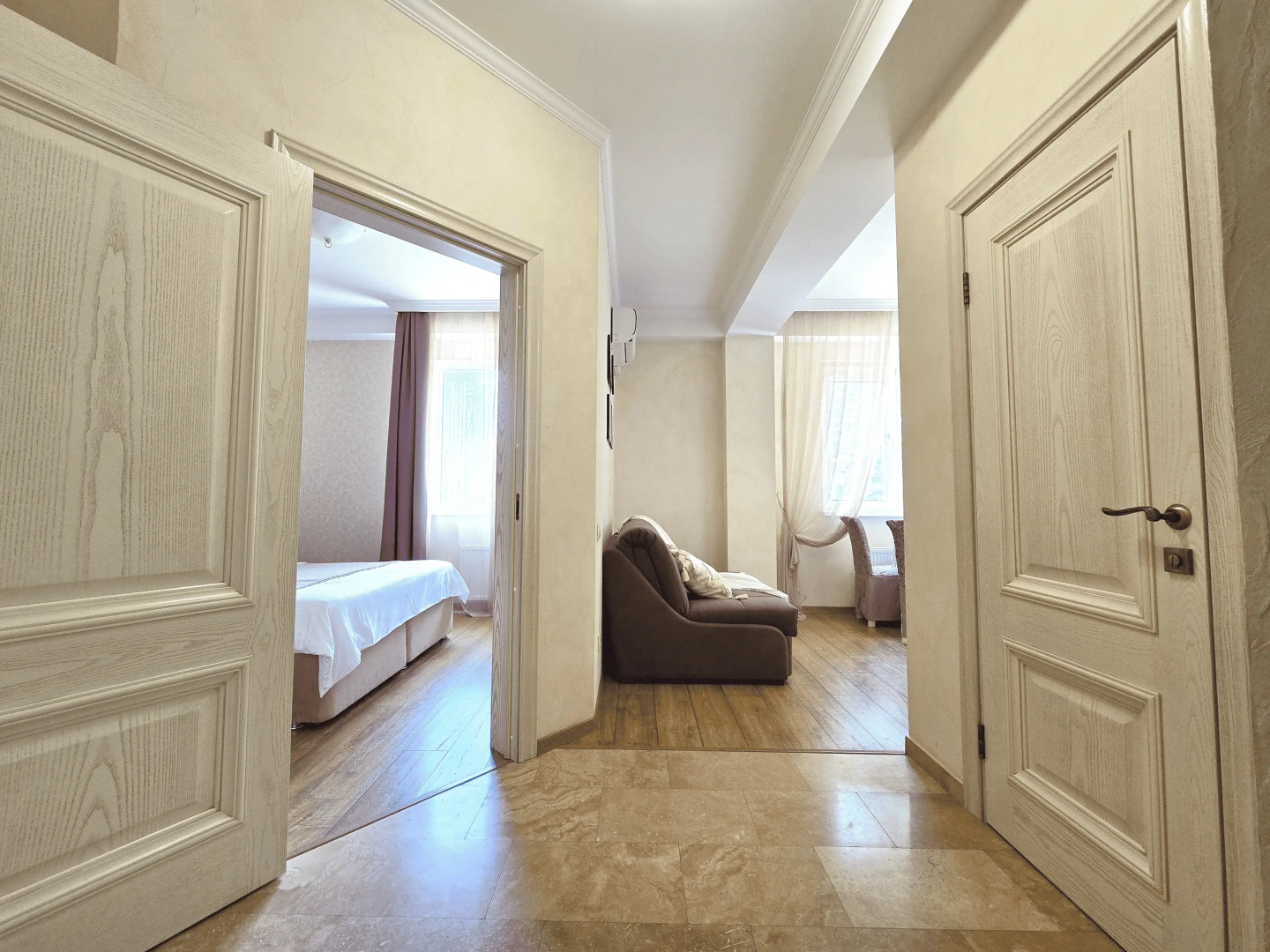 Квартира теплая с отдельной спальней полноценной кухней и видом на горы