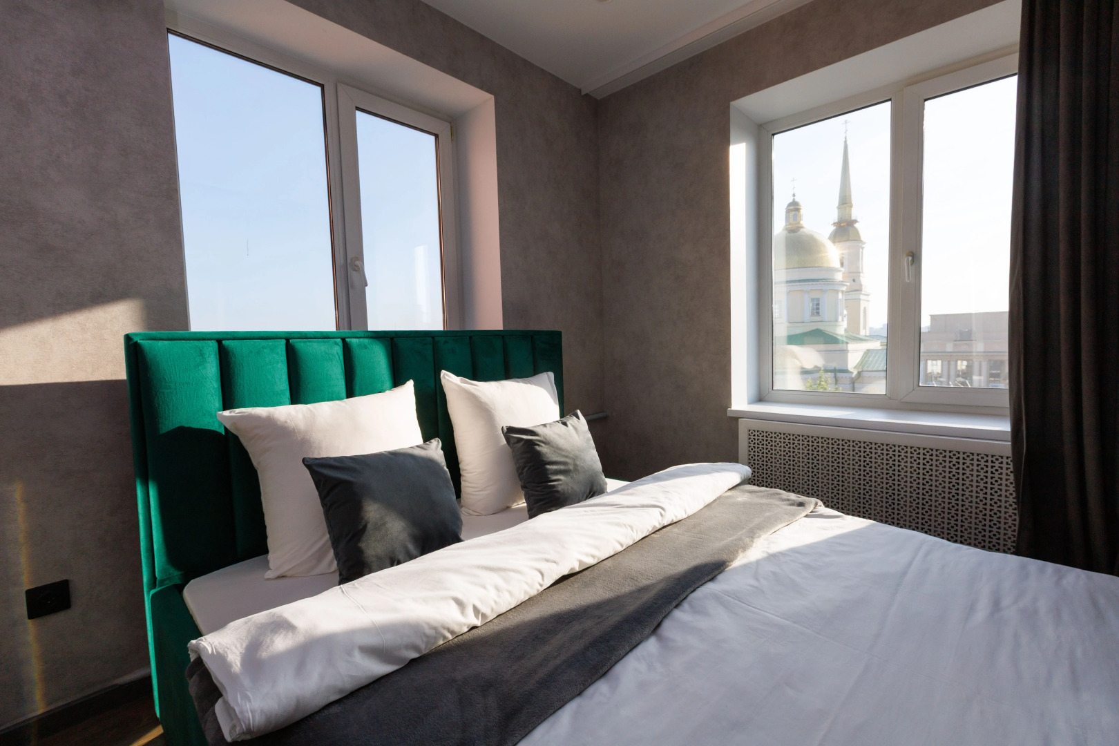 Квартира с видом на собор Александра Невского