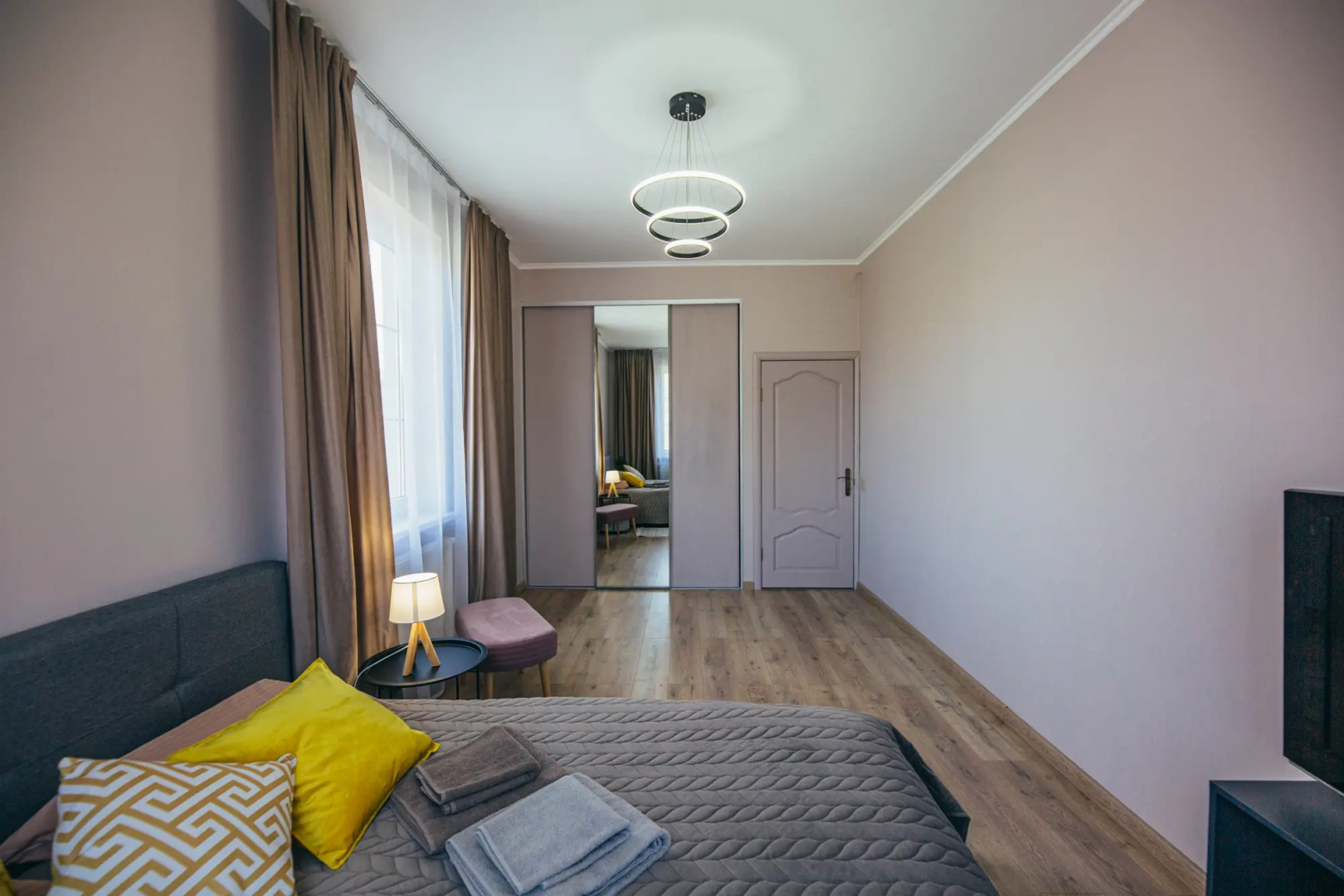 Частный дом в центре города с зеленым садом