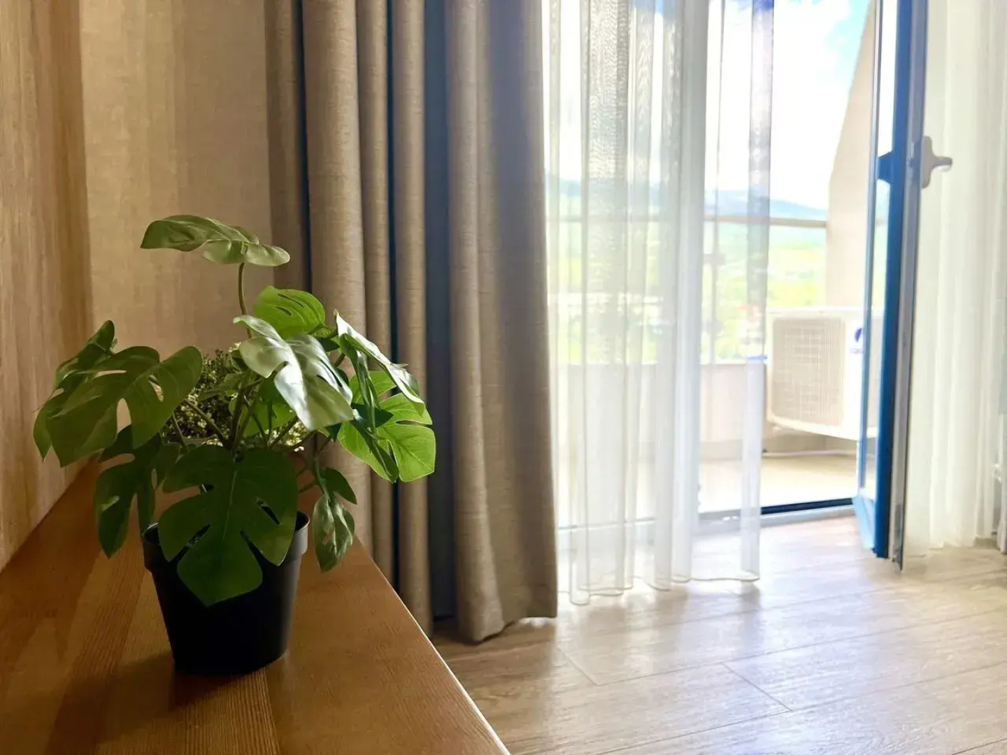 Апартаменты на Ялтинской улице, 12А. ЖК «Шато Лувр»