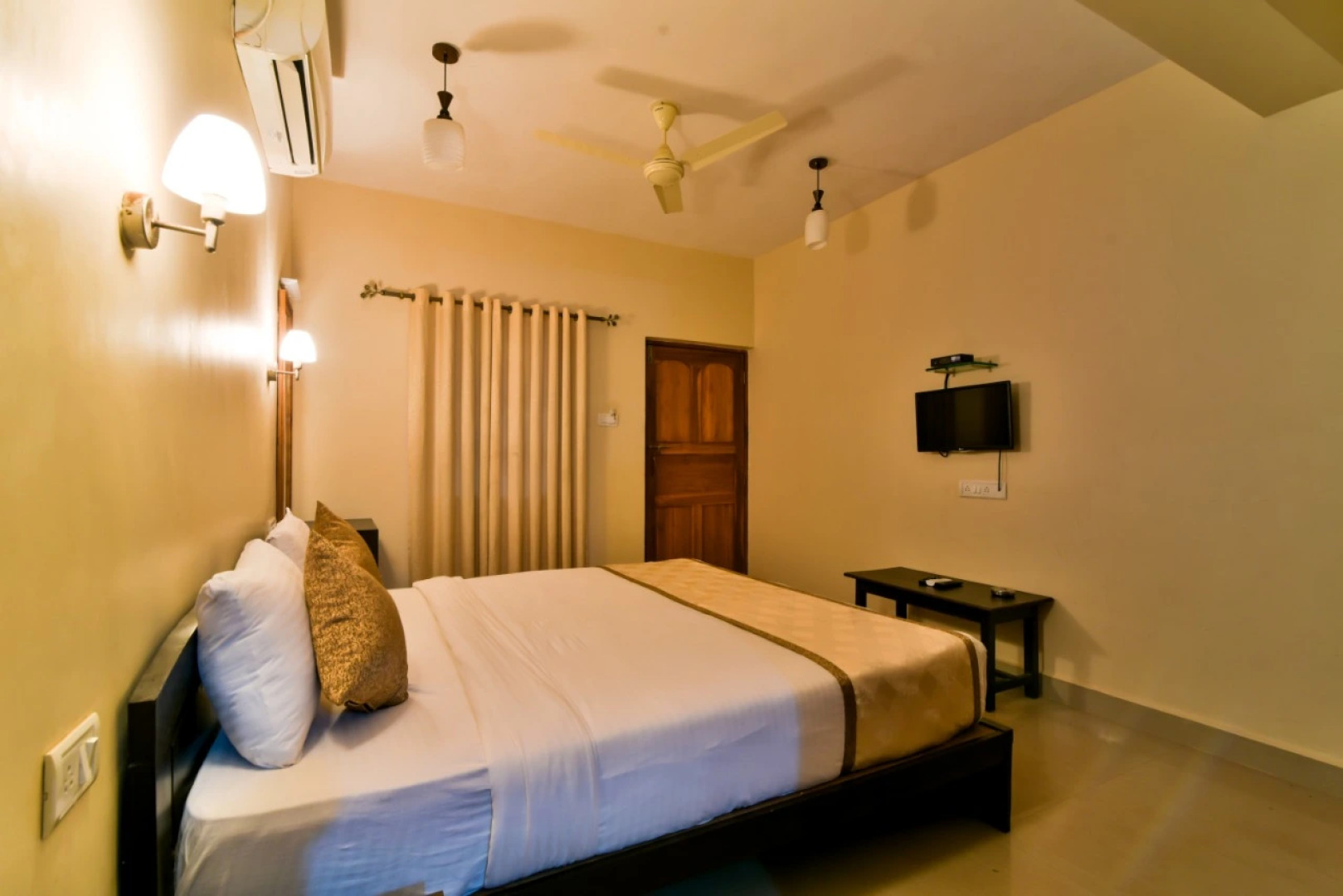 Отель Baga Fantacia Beach Inn