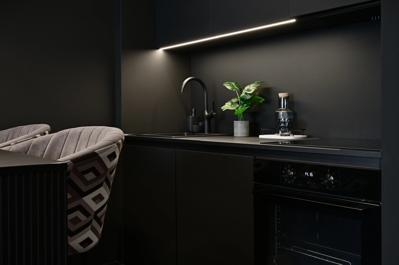 Квартира Aparts Pro+ Студия Black Panorama у Волги в ЖК Галактика на 16 Этаже