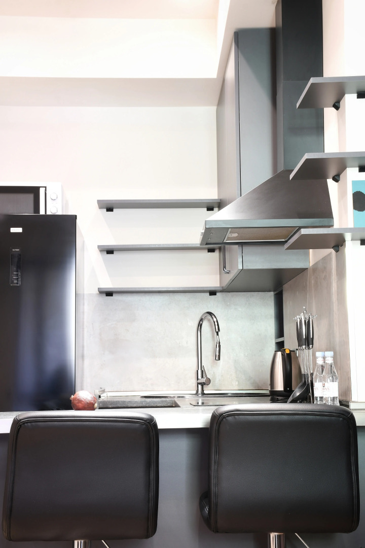 Апартаменты Newly Renovated Condo, Steps to Republic Square