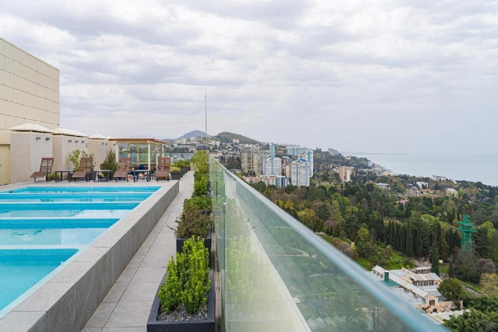 Апартаменты у Дендрария в ЖК Метрополь на самом высоком этаже, где есть бассейн