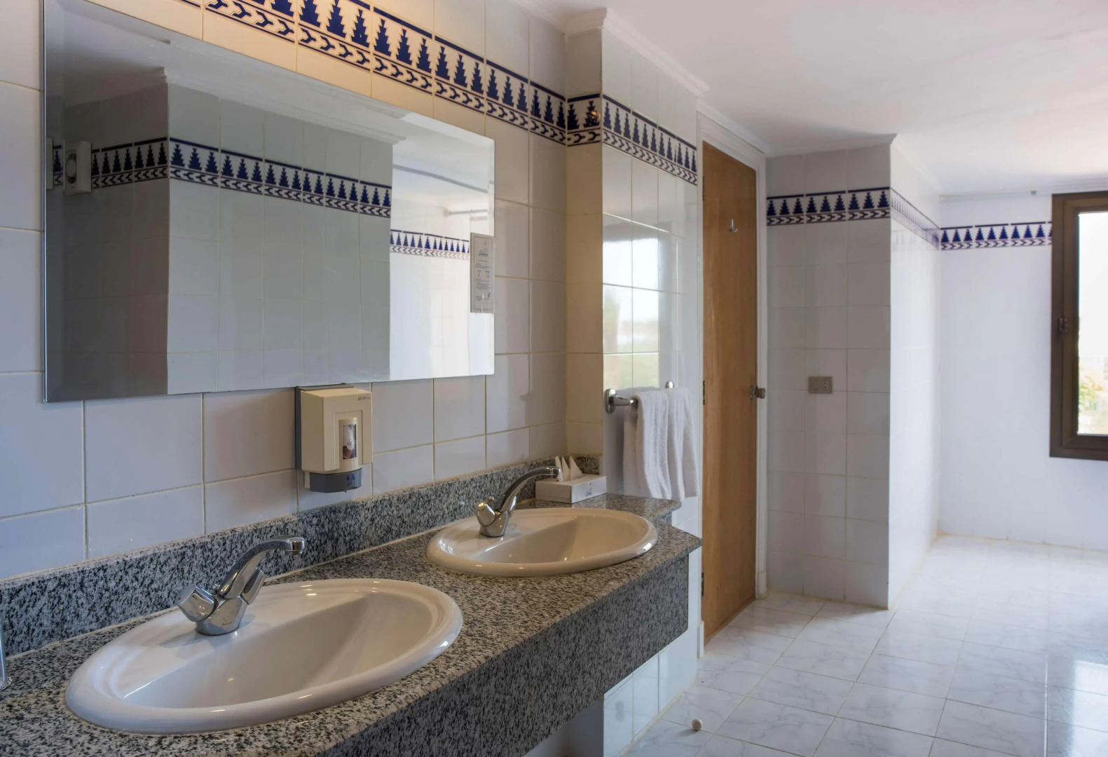 Курортный отель Flamenco Beach and Resort