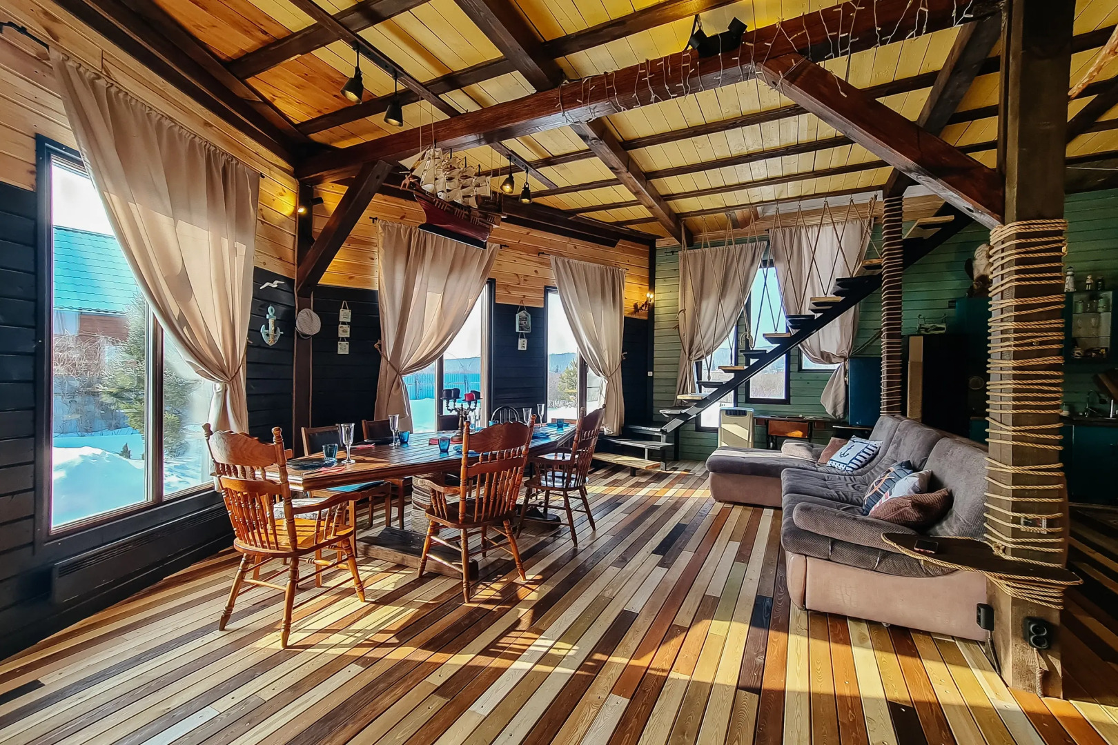 Гостевой Дом с кораблем на берегу реки