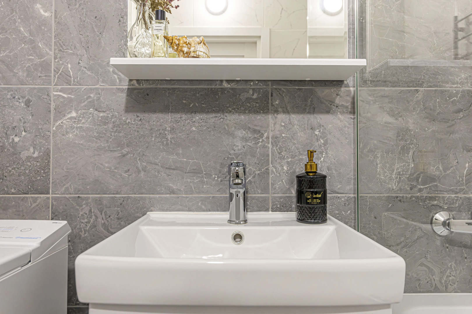 4flats MONOCHROME Квартира у набережной Невы в ЖК бизнес-класса