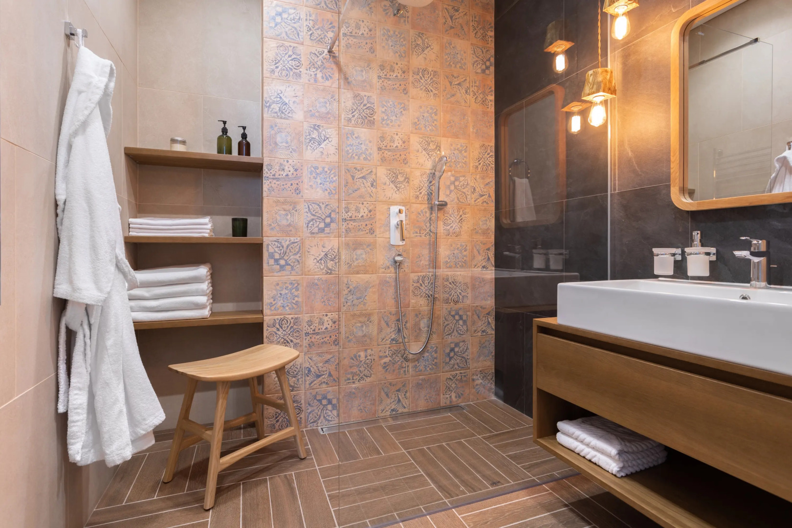 Отель Leon Estate