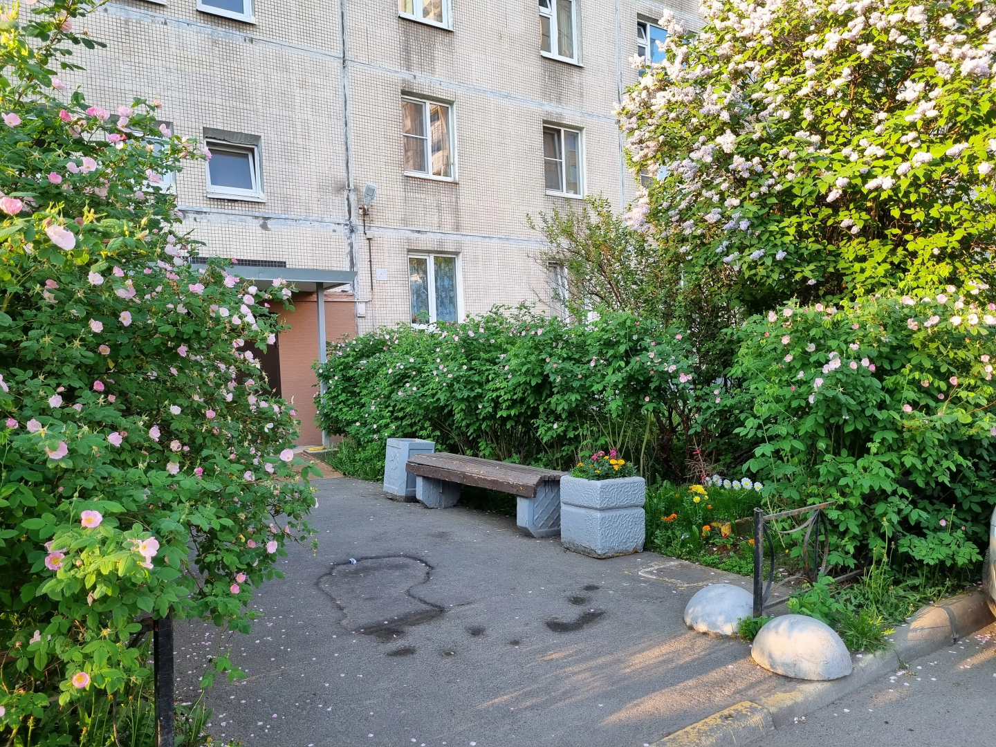Квартира двухкомнатная в тихом районе и близко к метро