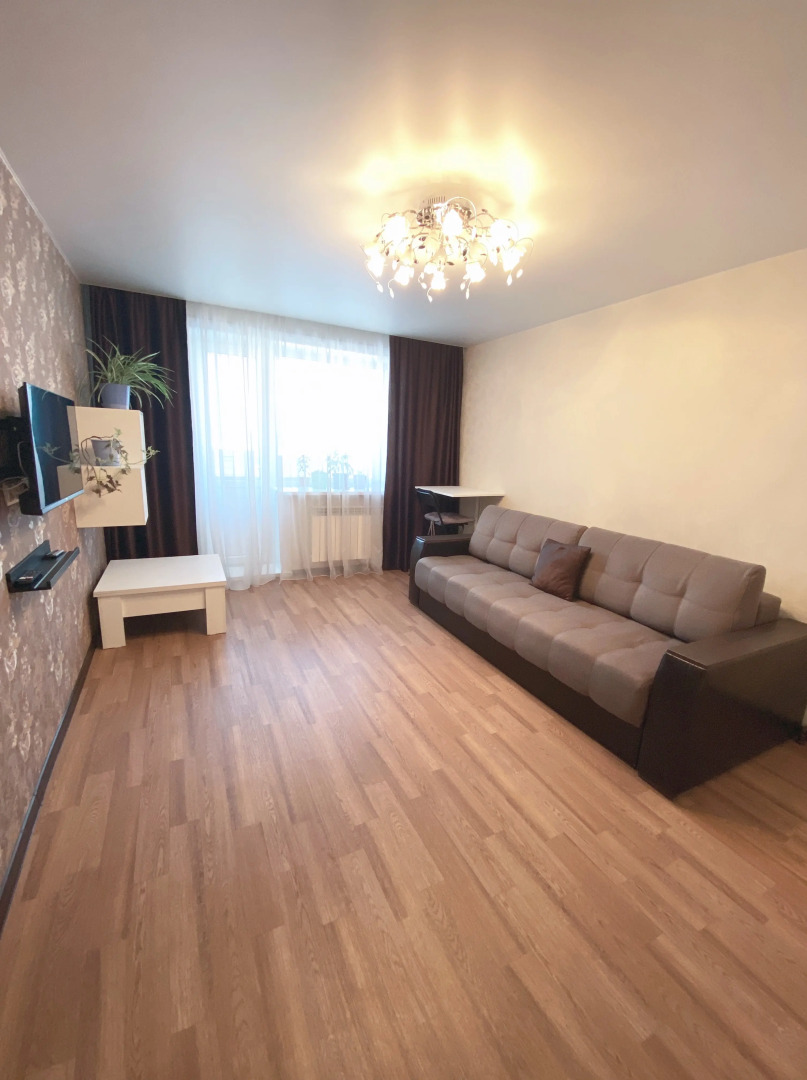 Апартаменты Люкс 2-комнатные Лесная 5 жёлтый нарцисс