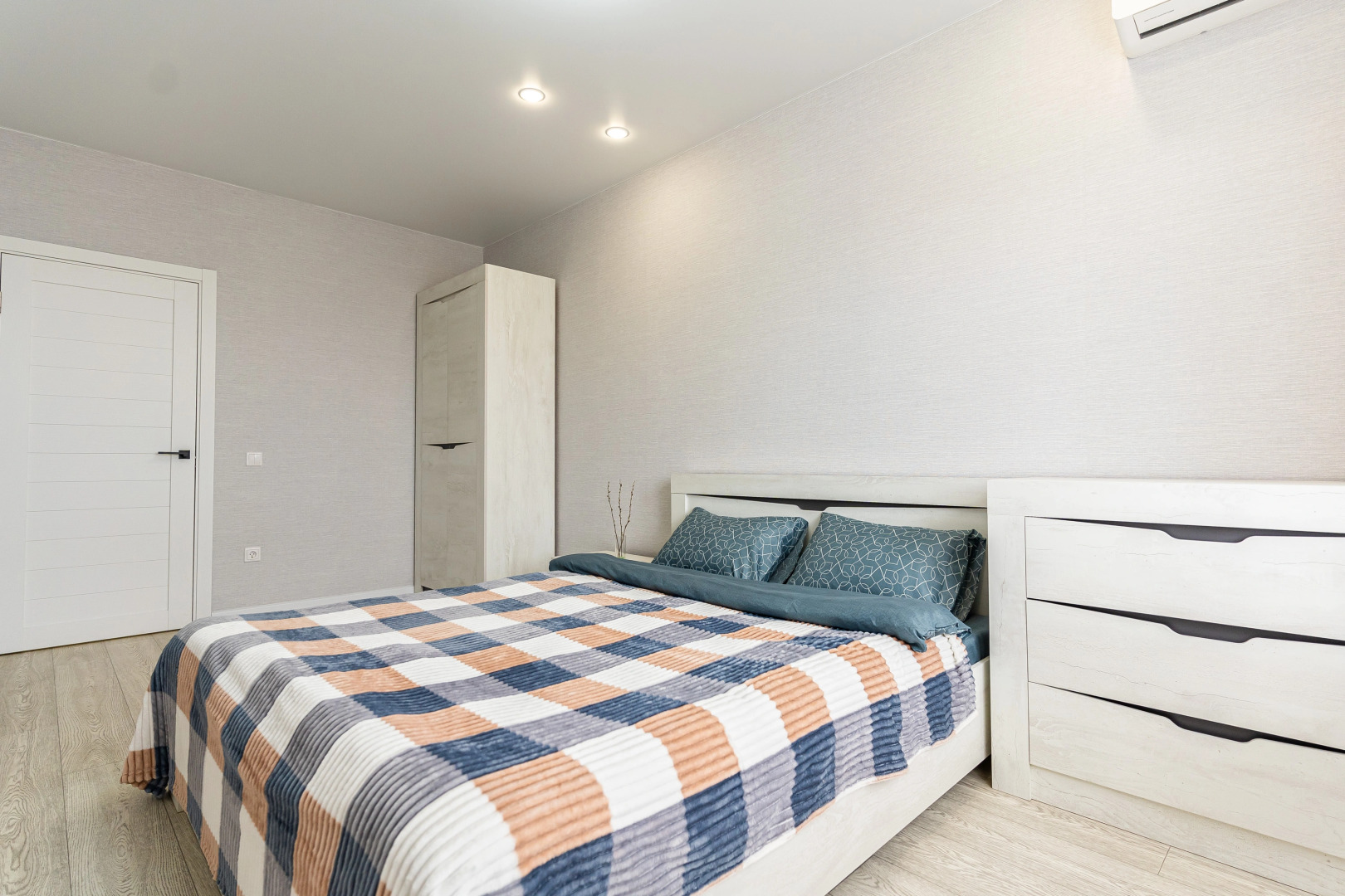 Апартаменты в центре Новороссийска с видом на горы и город LetoAрart