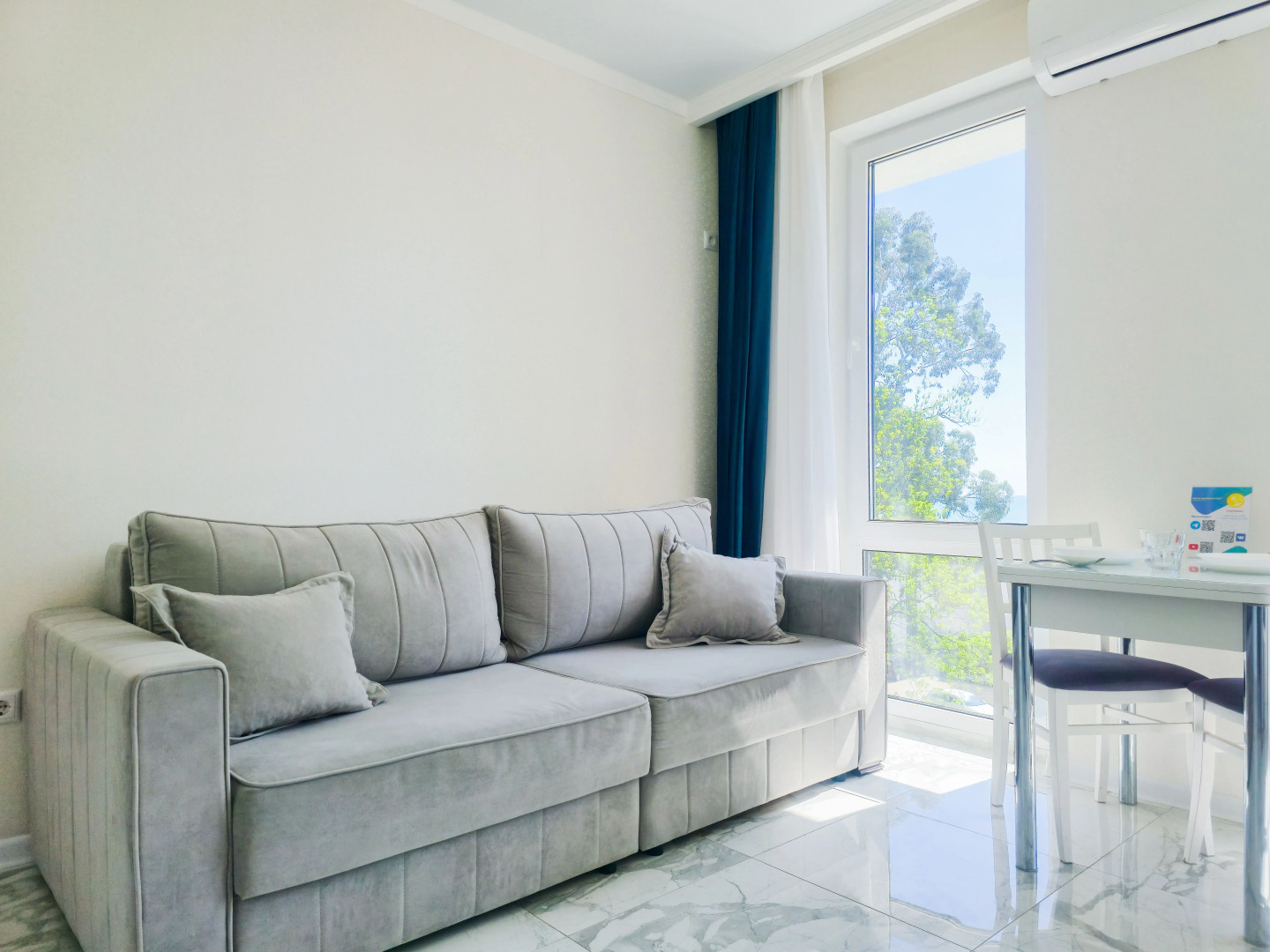 Квартира светлая студия с видом на море и балконом с бассейном на территории