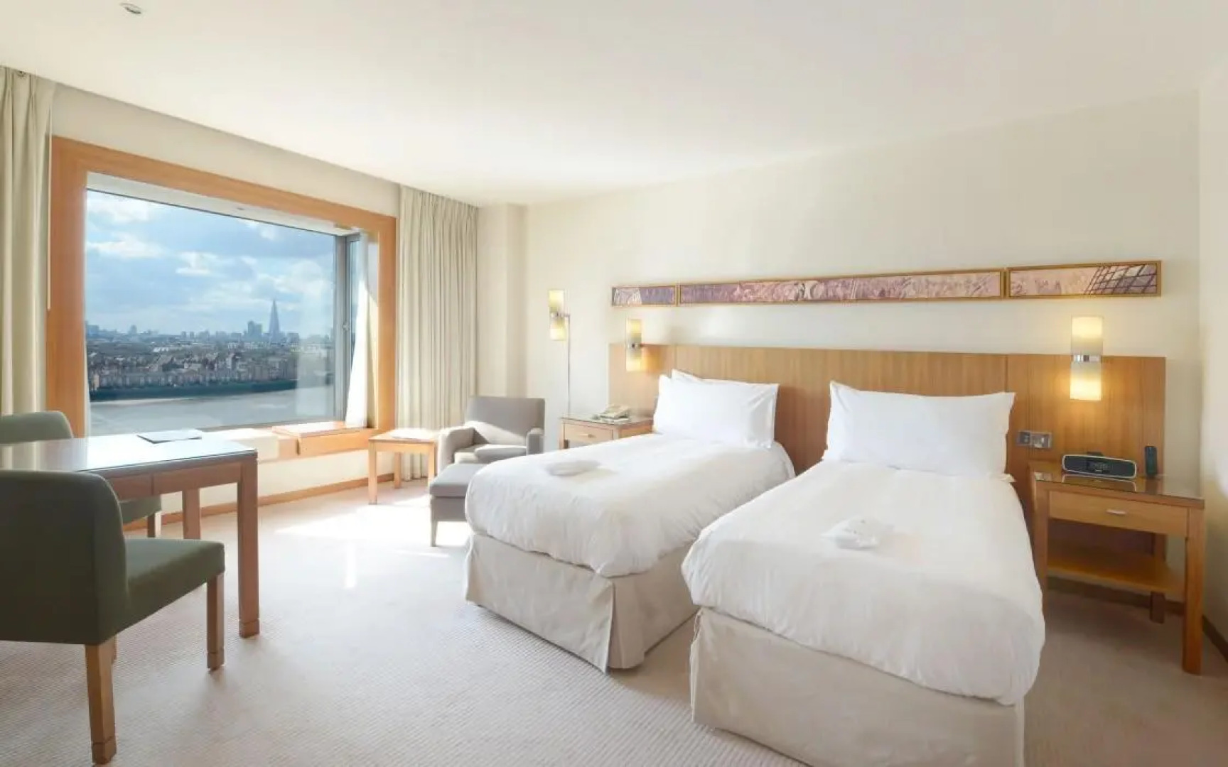 Canary Riverside Plaza Hotel