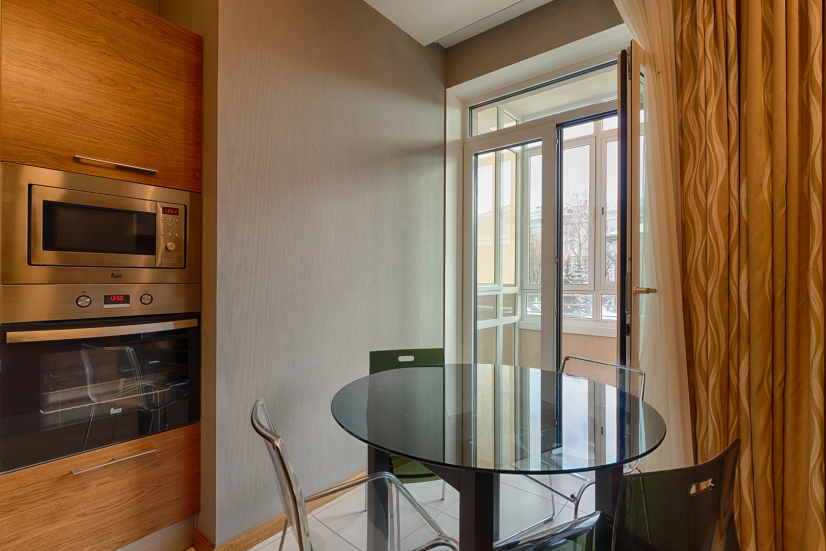 Апартаменты 4-комнатные HomeApart Сторожовская, 6