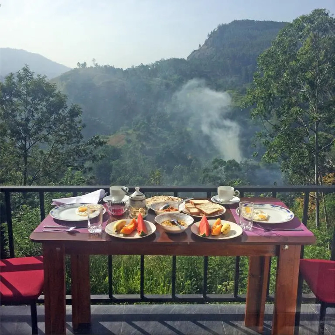 Отель Cloudy Hill Cottage