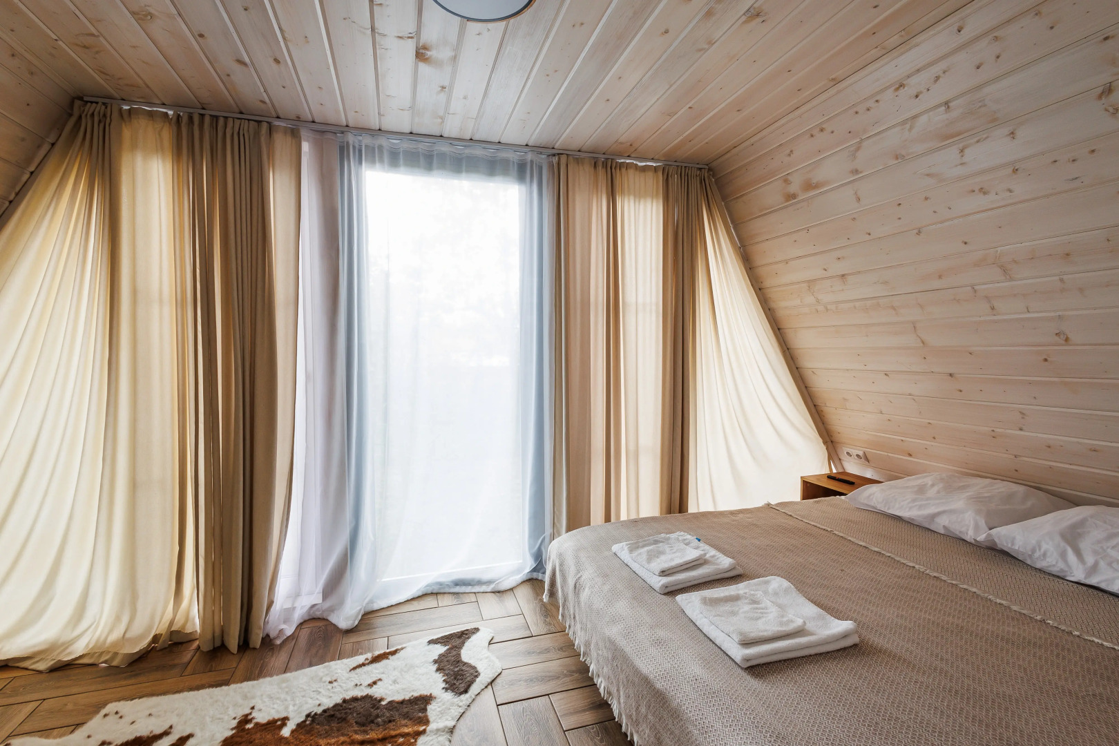 Частный дом А-фрейм в дубовом лесу