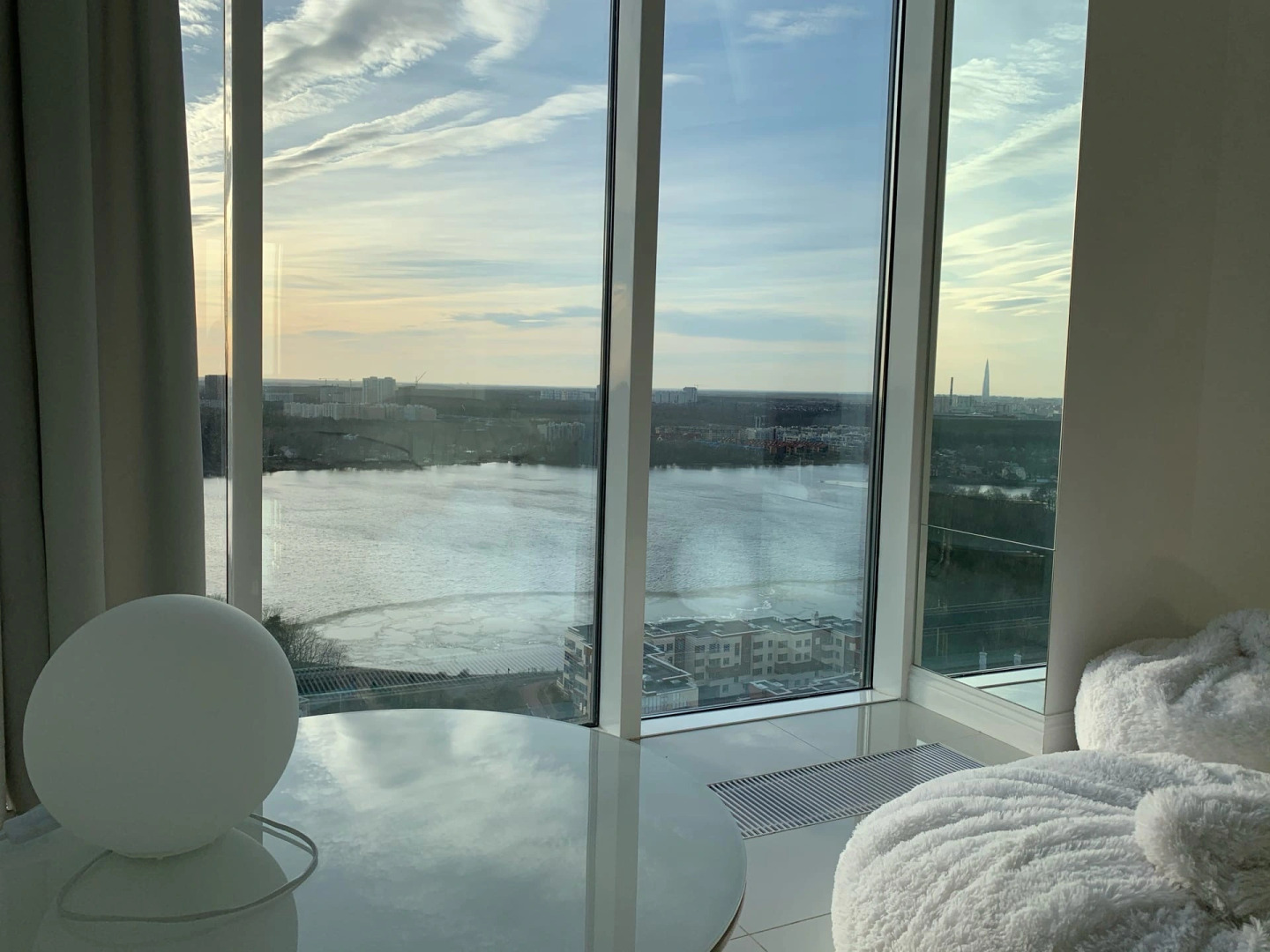 Апартаменты Белая Романтическая Студия с Панорамным Видом