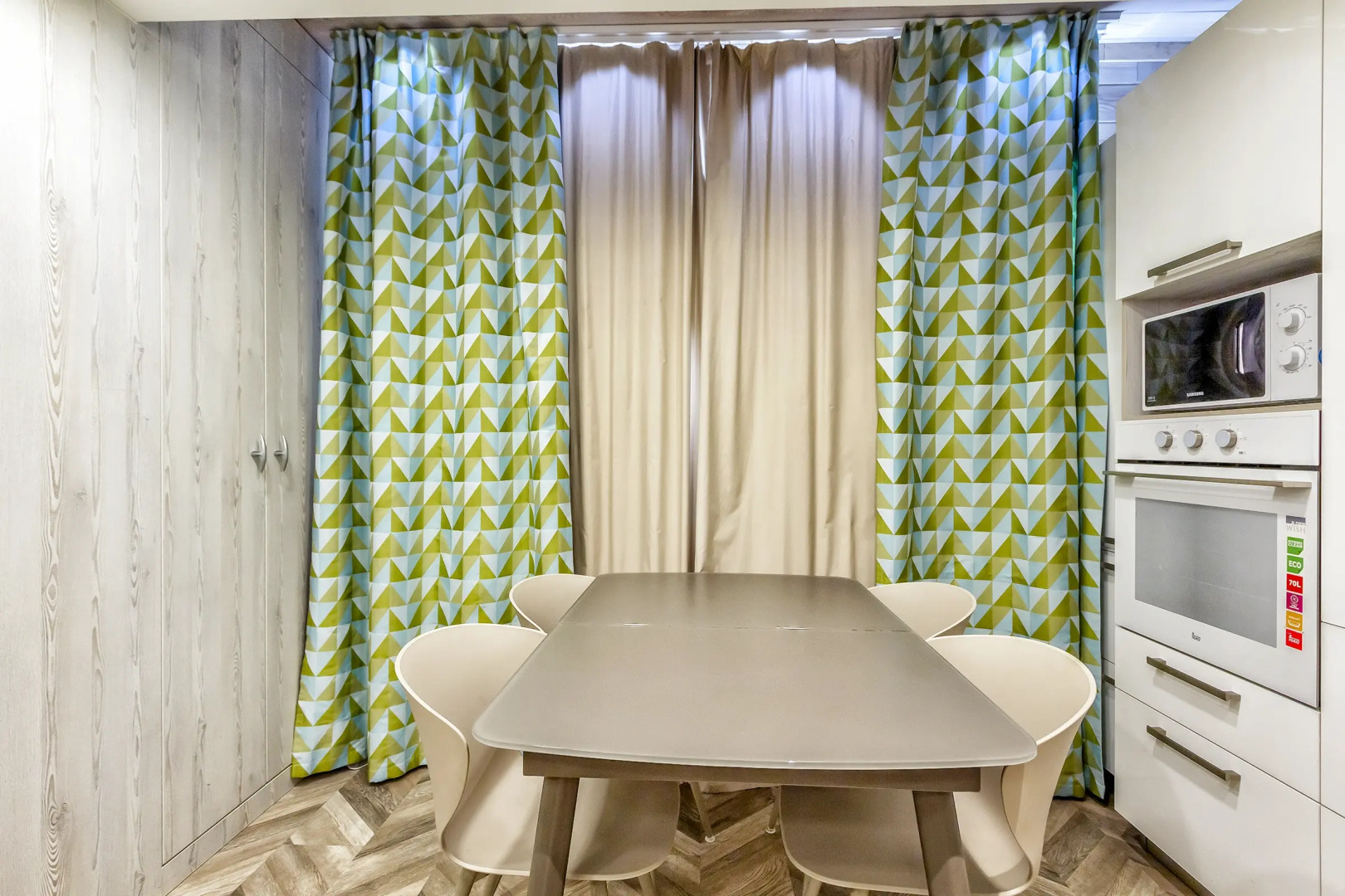 Апартаменты 31. Самый центр. Вид на город и горы. Идеально для командированных и туристов.