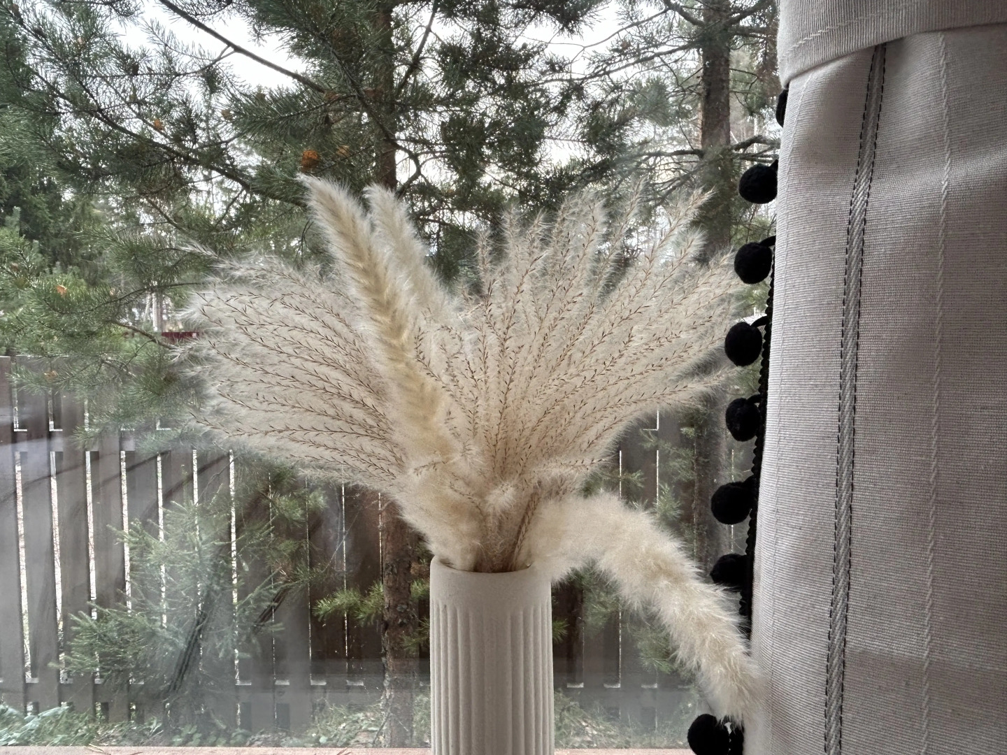 Частный дом у озера с террасой Сосновый дом