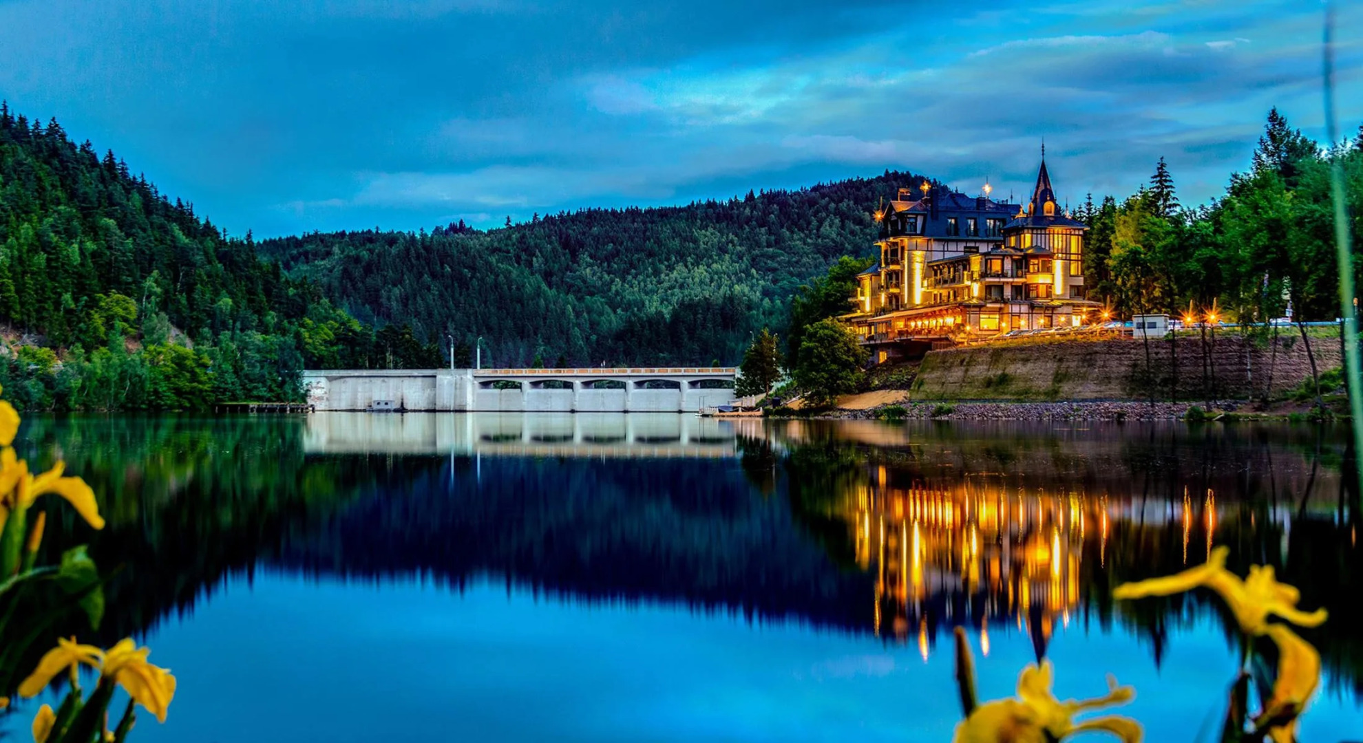 Resort Retro Riverside Wellness