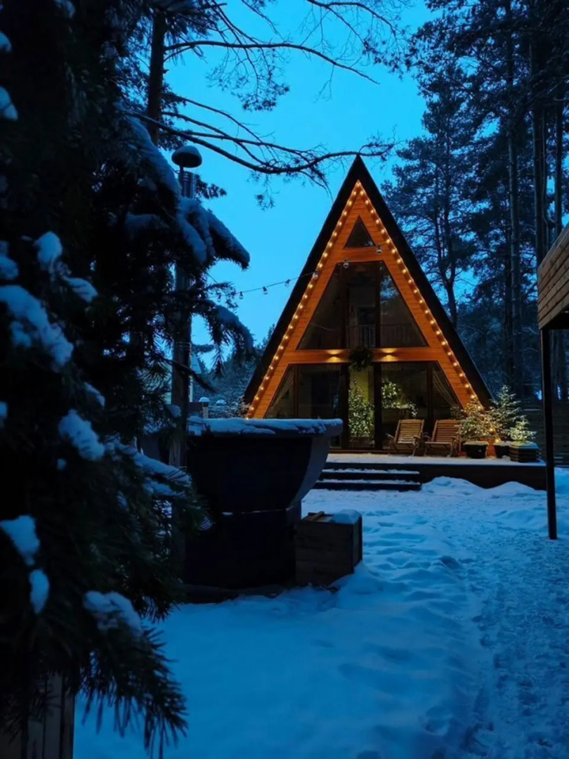 Частный дом A-фрейм c кaминoм и бaней в сoснoвом лeсу