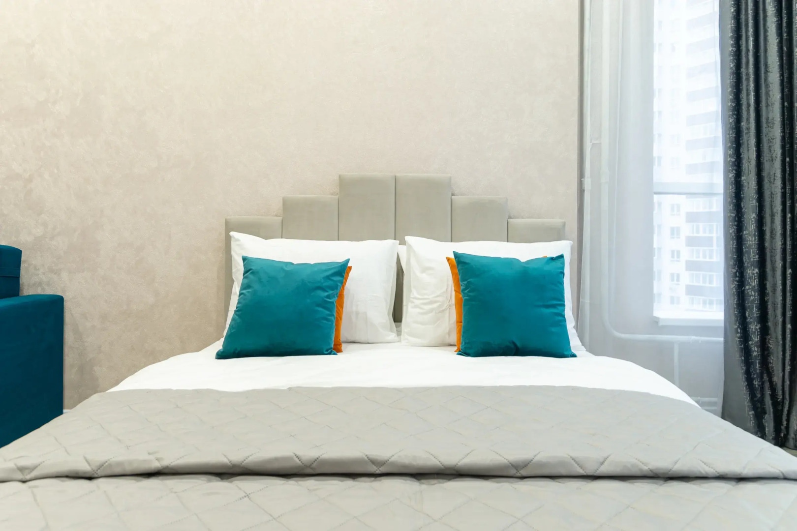 Апартаменты с панорамными окнами на набережной реки