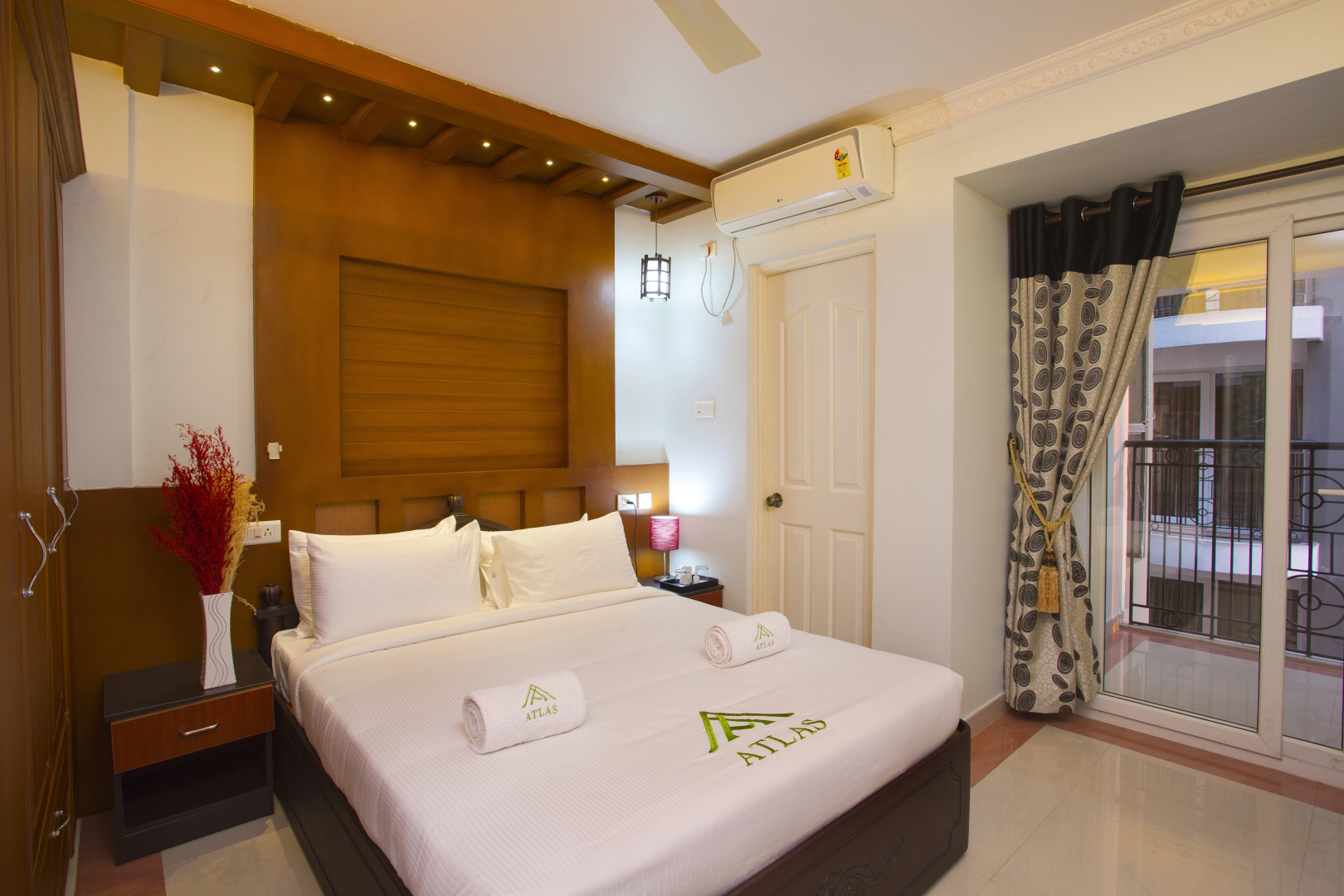 Отель Atlas Airport Apartments