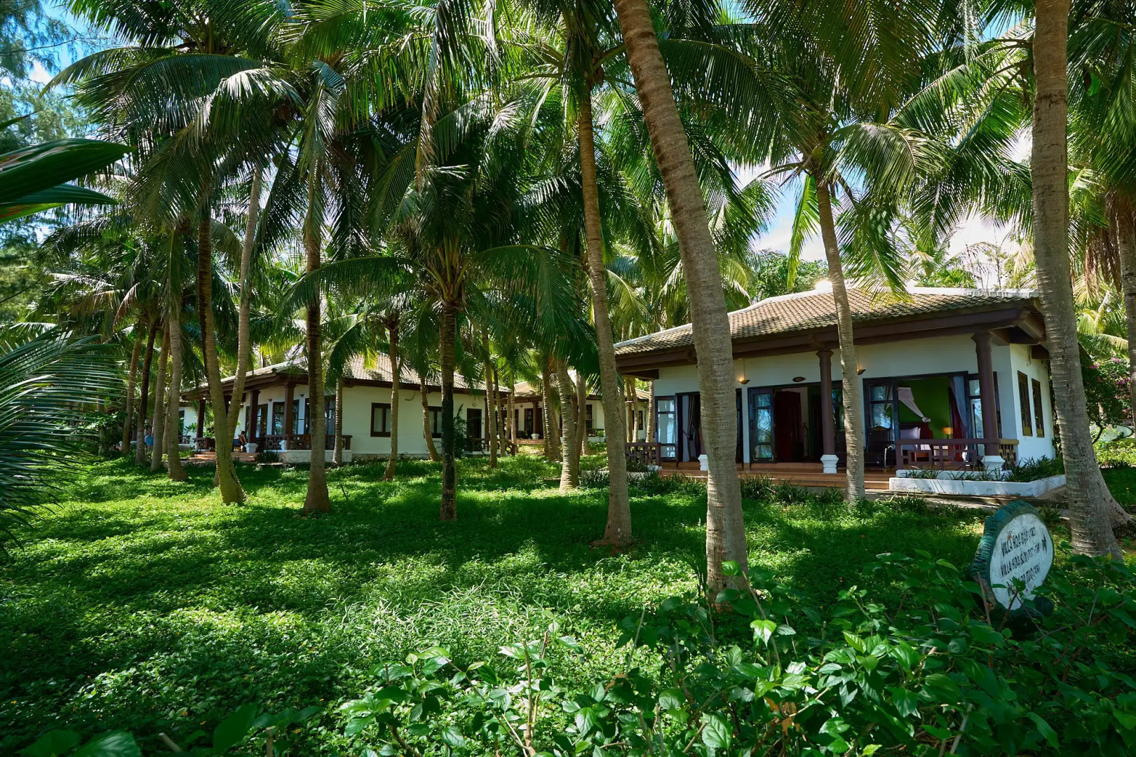 Курортный отель Lang Co Beach