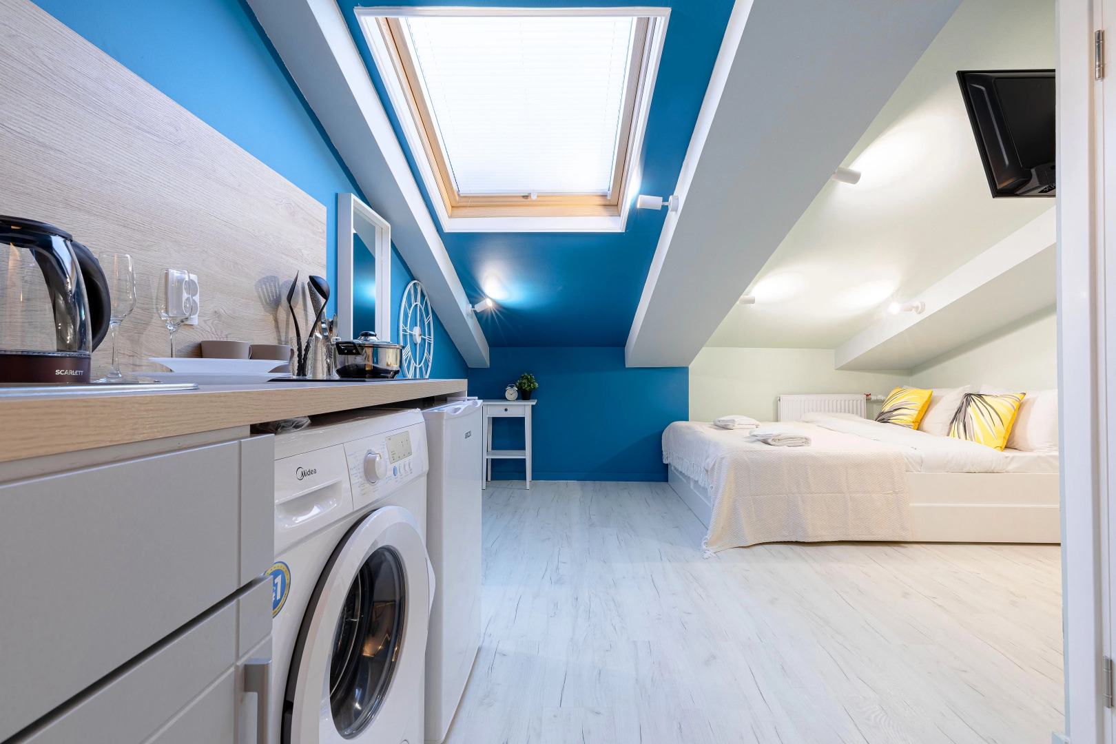 Апартаменты в мансарде LeoHotels на Лоцманской, 20