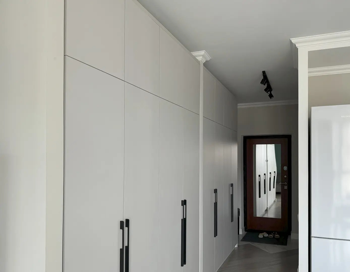 Квартира с панорамным остеклением и дизайнерским ремонтом