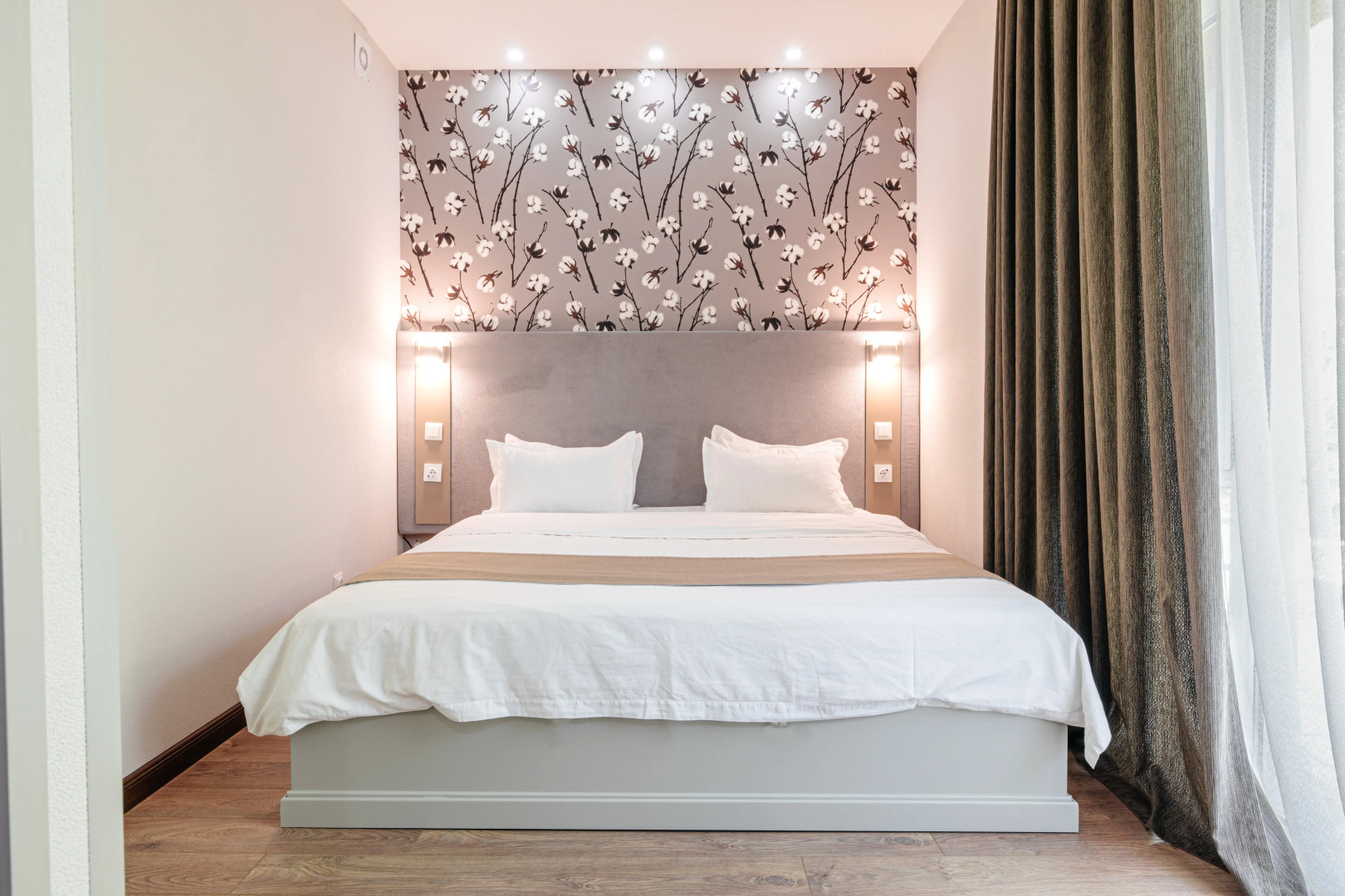 Курортный отель Charos Family