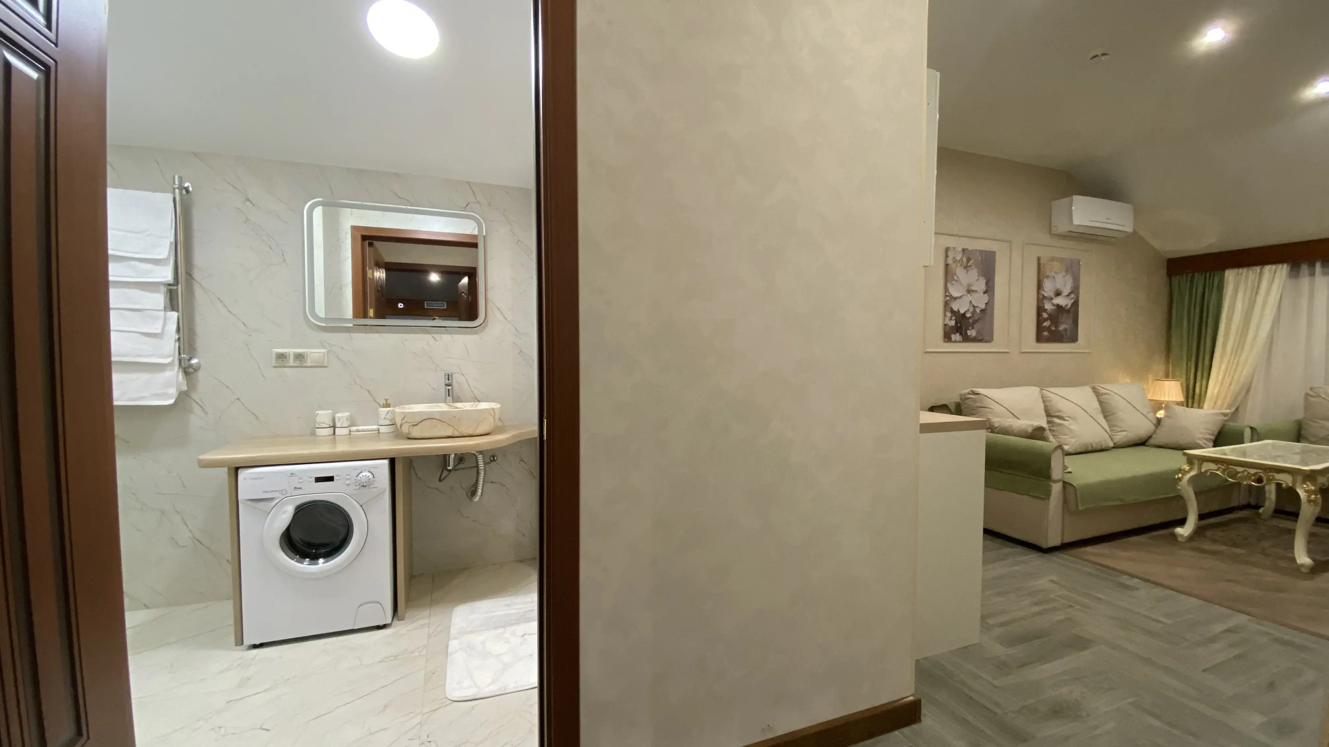 Апартаменты двухкомнатные ВИП 5 Дворик Друзей