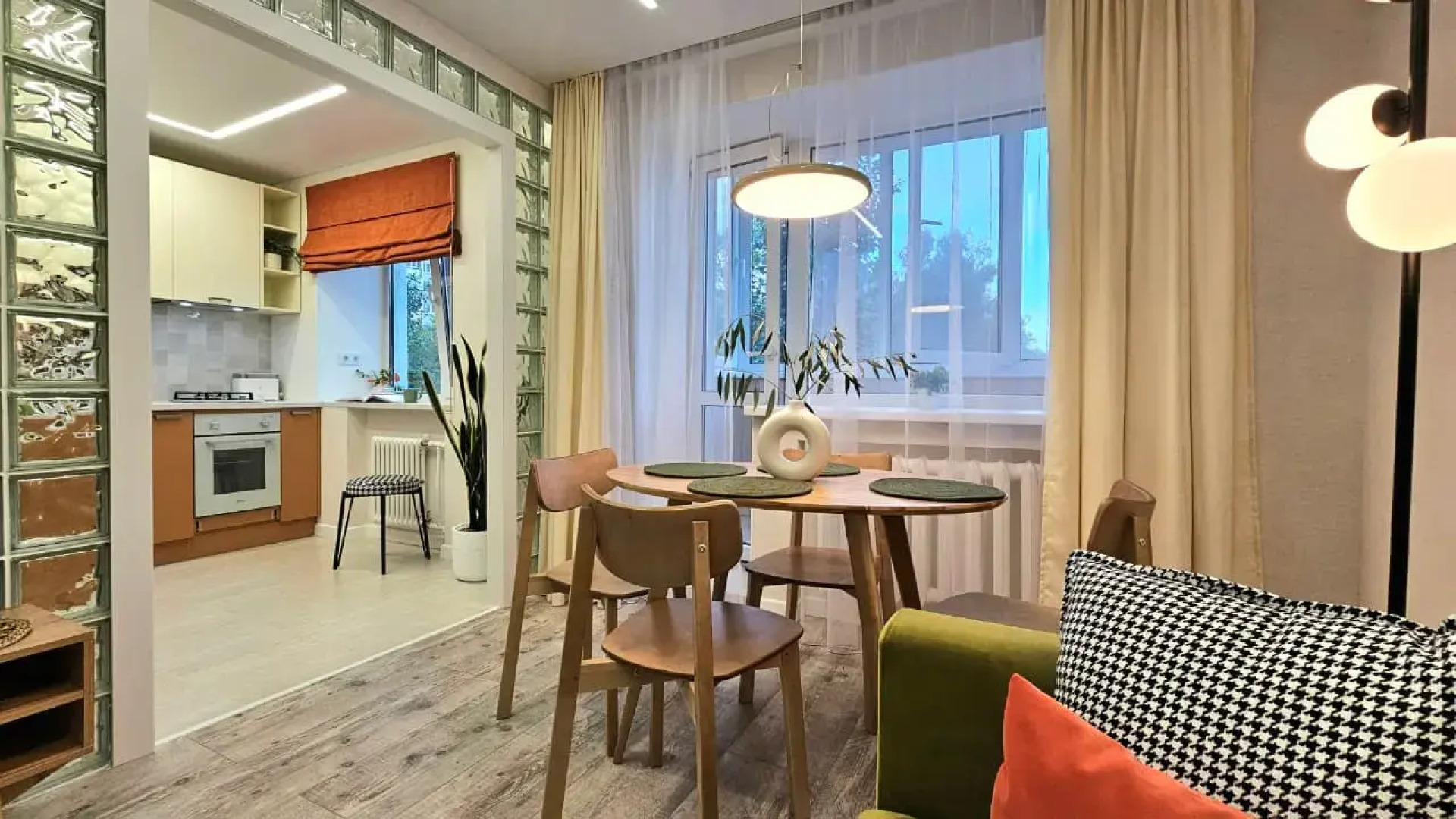 Квартира у Озера Кабан: Стильный Ремонт и Идеальное Расположение!