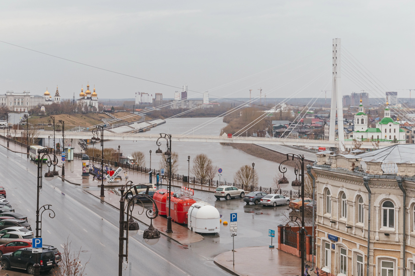 Апартаменты ROOM ROUR с видом на МОСТ ВЛЮБЛЕННЫХ