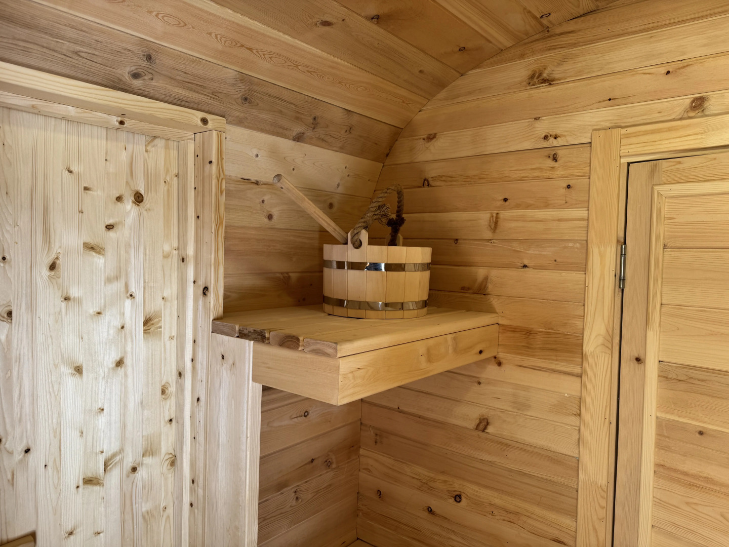 Частный дом в дизайнерском стиле с видом на лес, горы