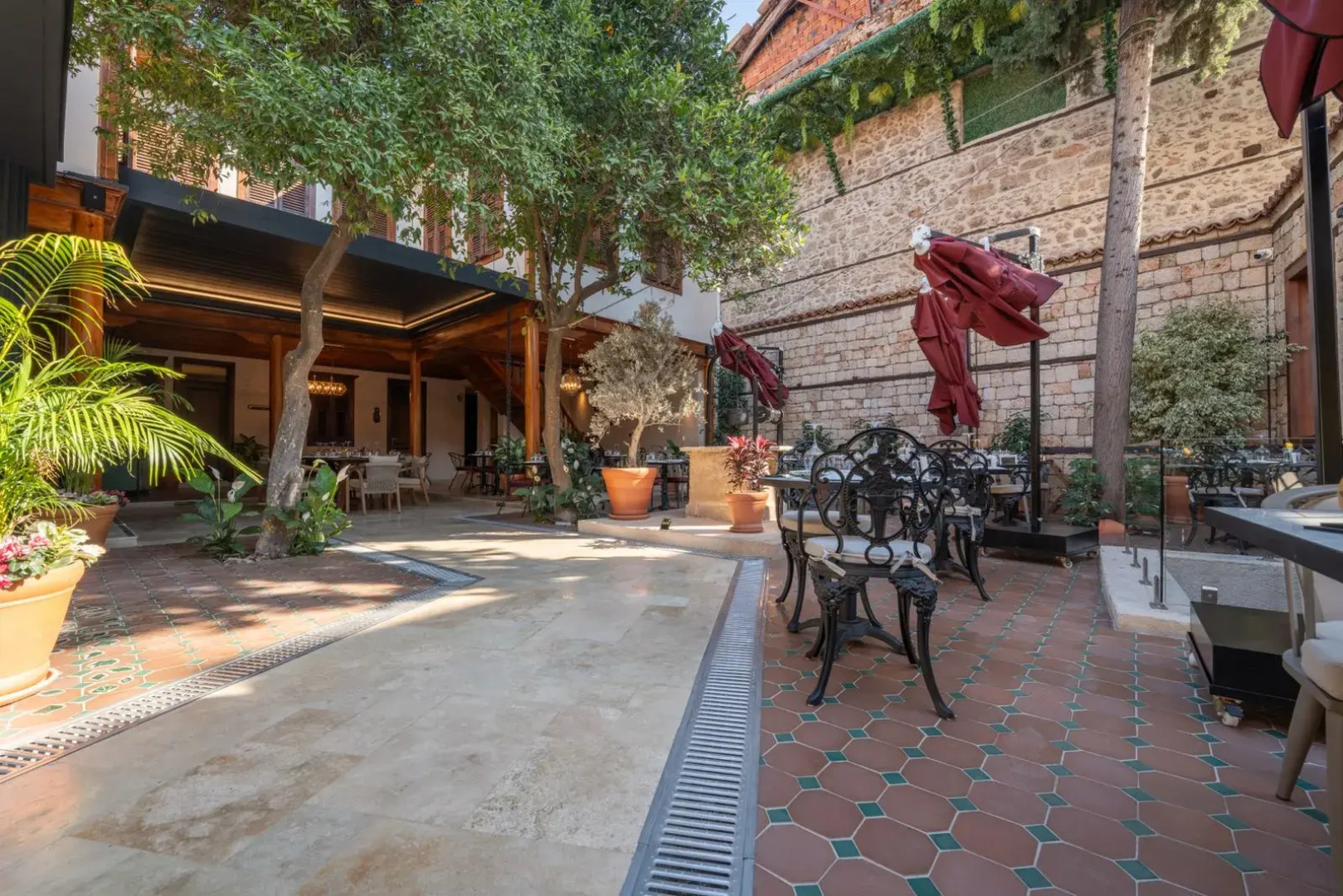 Отель Belmondo Suites