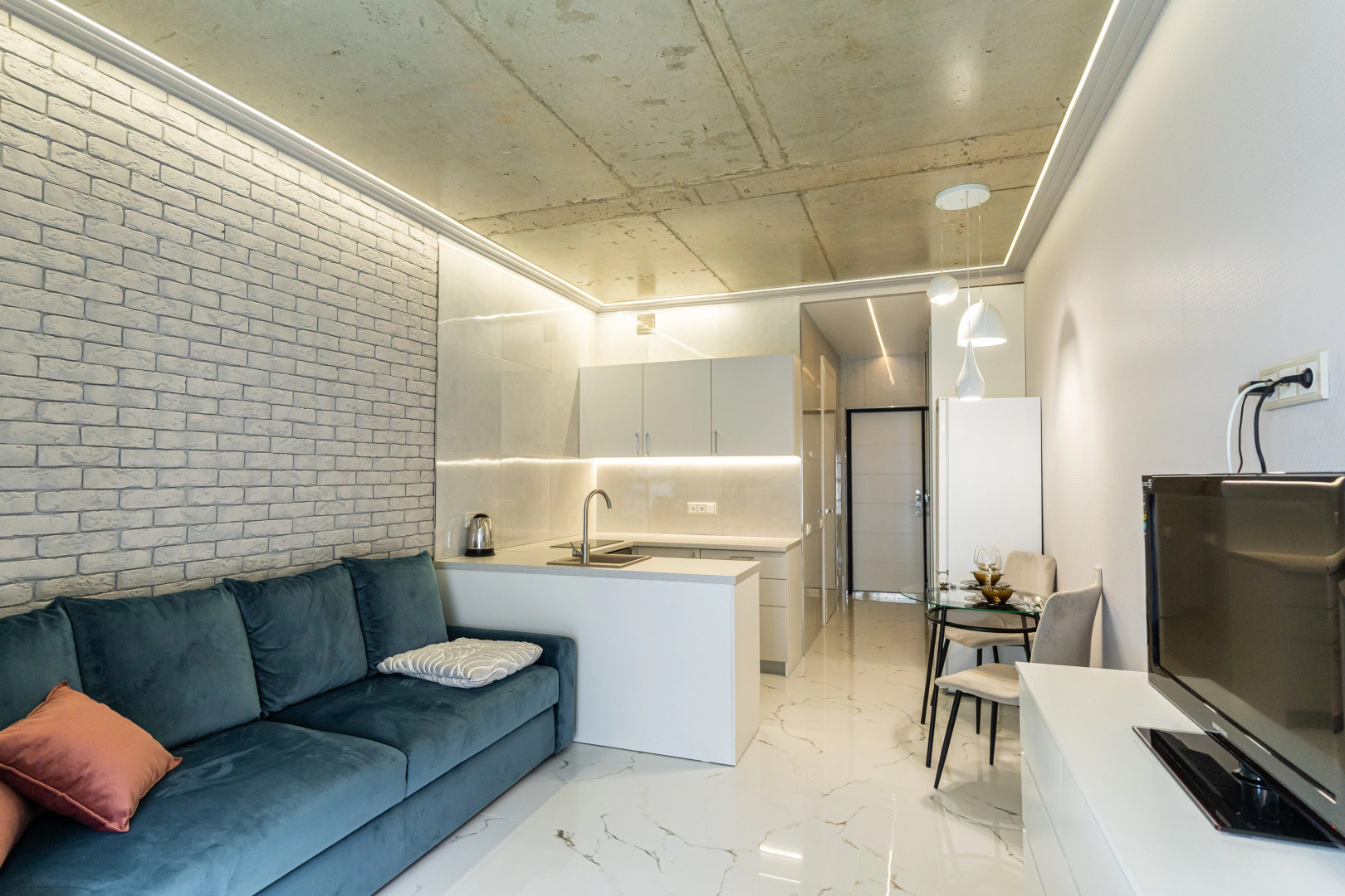 Апартаменты в Совpeмeннoм ЖK в Пяти Минутaх Ходьбы oт Мopя от LеtоApart