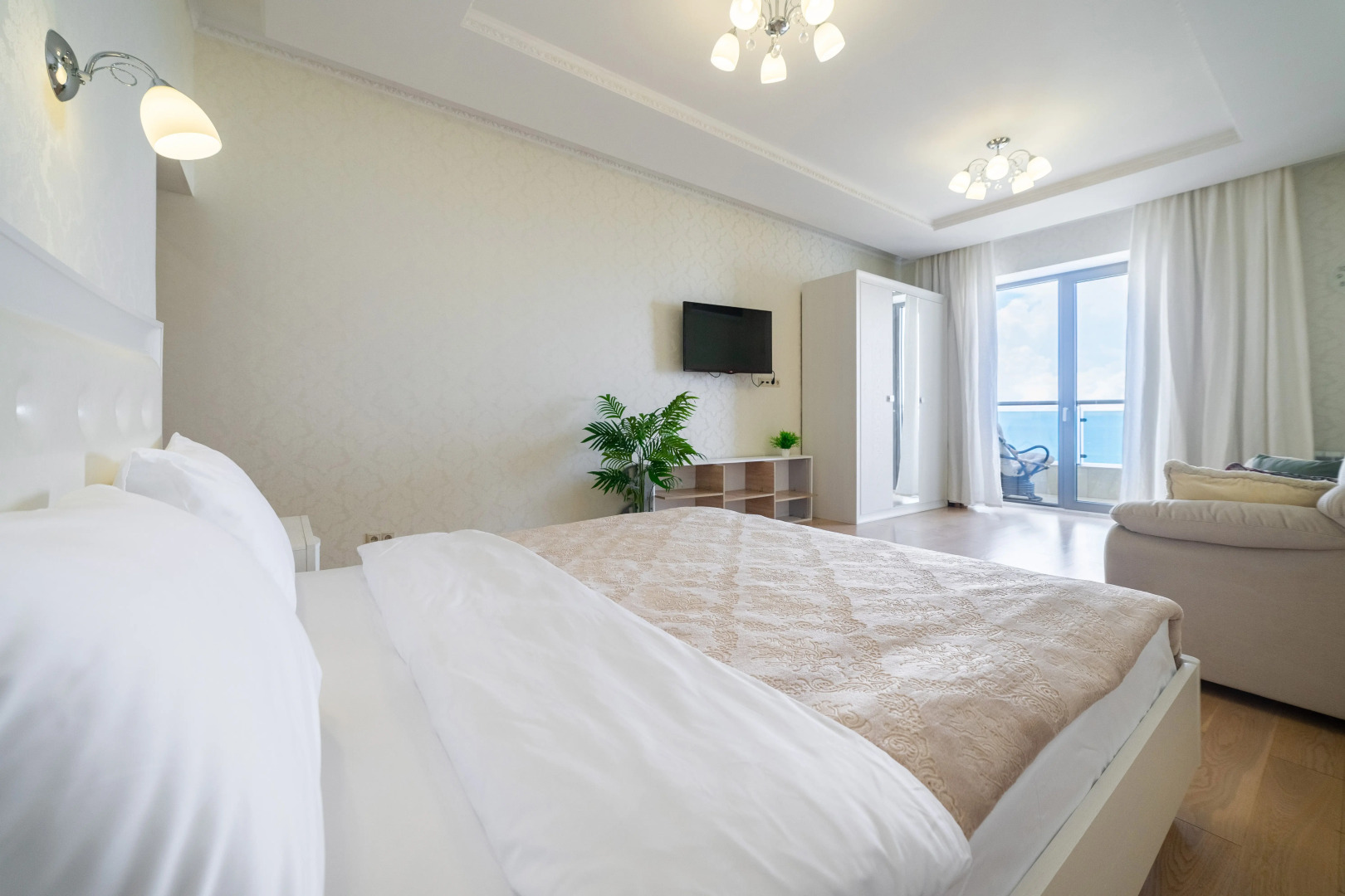 Квартира с двумя террасами и бассейном