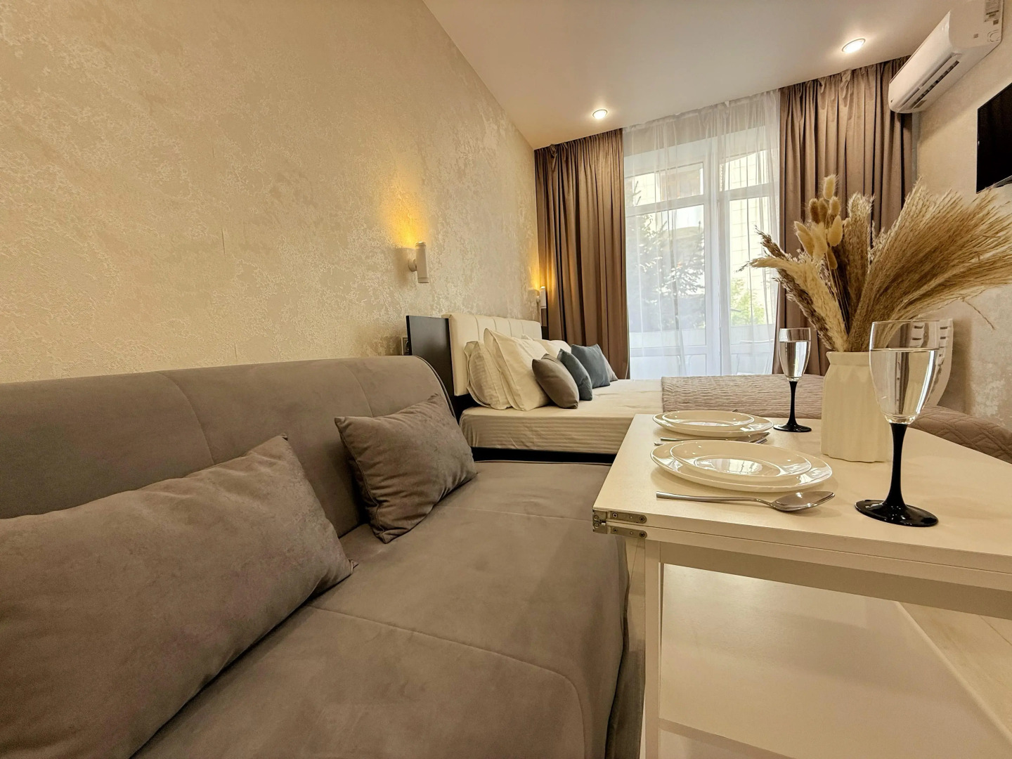 Апартаменты с небольшим балконом. 3 минуты до Моря. Для троих.