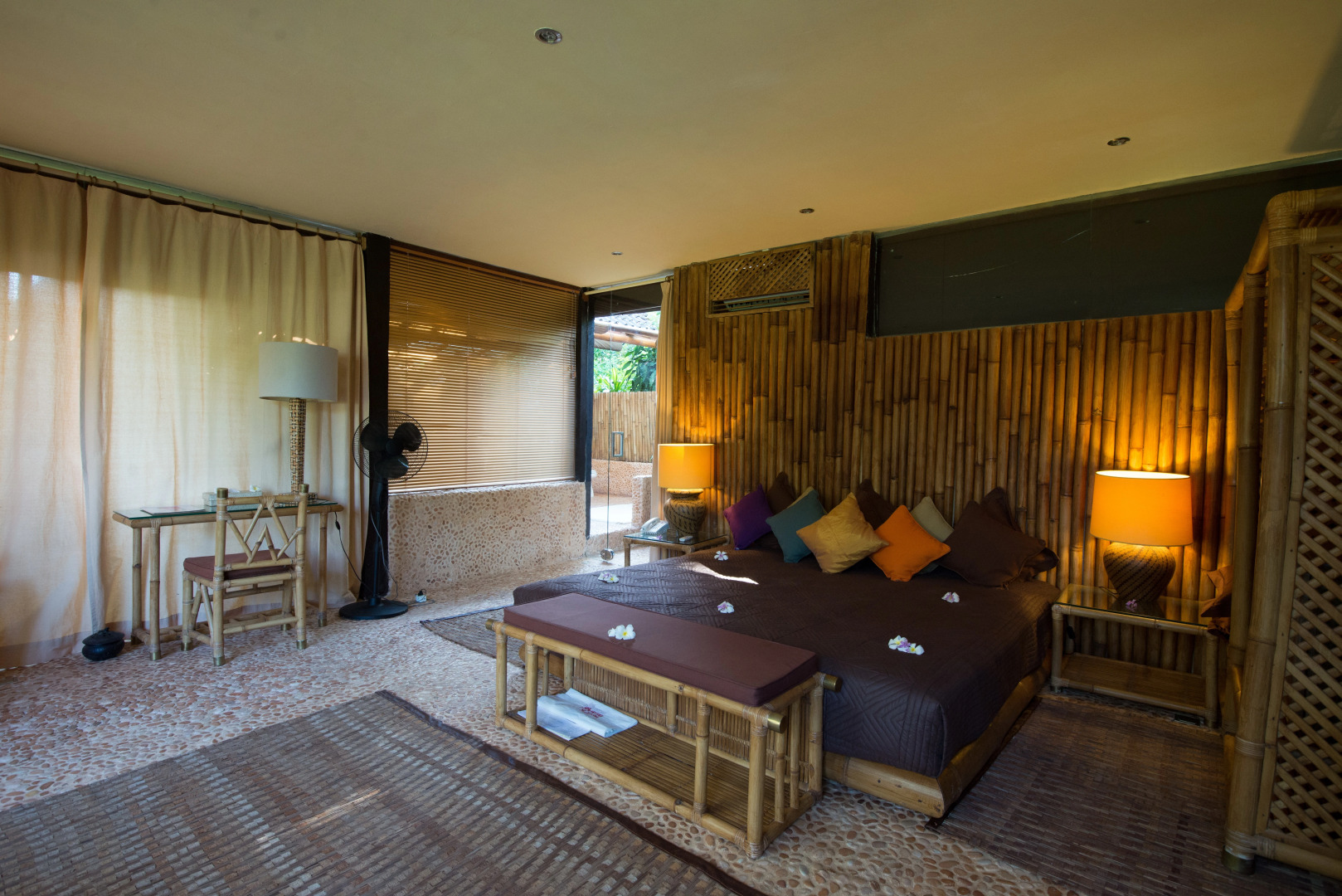 Отель La Taverna Suites