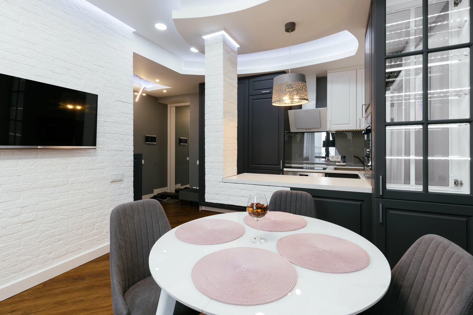 Апартаменты ROOM ROUR с видом на МОСТ ВЛЮБЛЕННЫХ