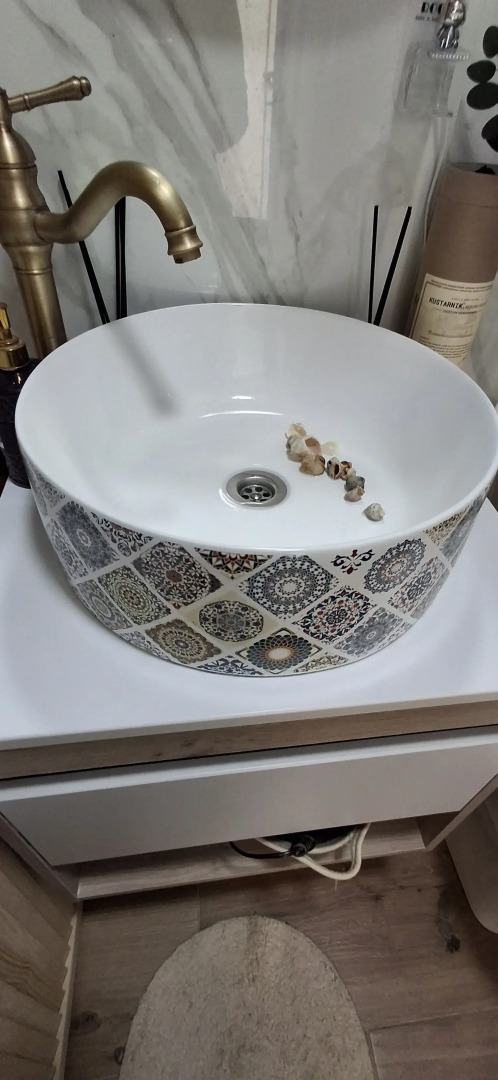 Квартира с подвесными креслами из ротанга на панорамной лоджии