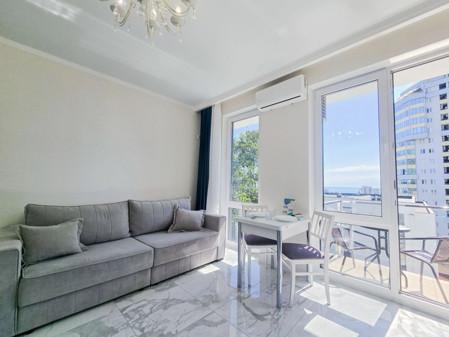 Квартира светлая студия с видом на море и балконом с бассейном на территории