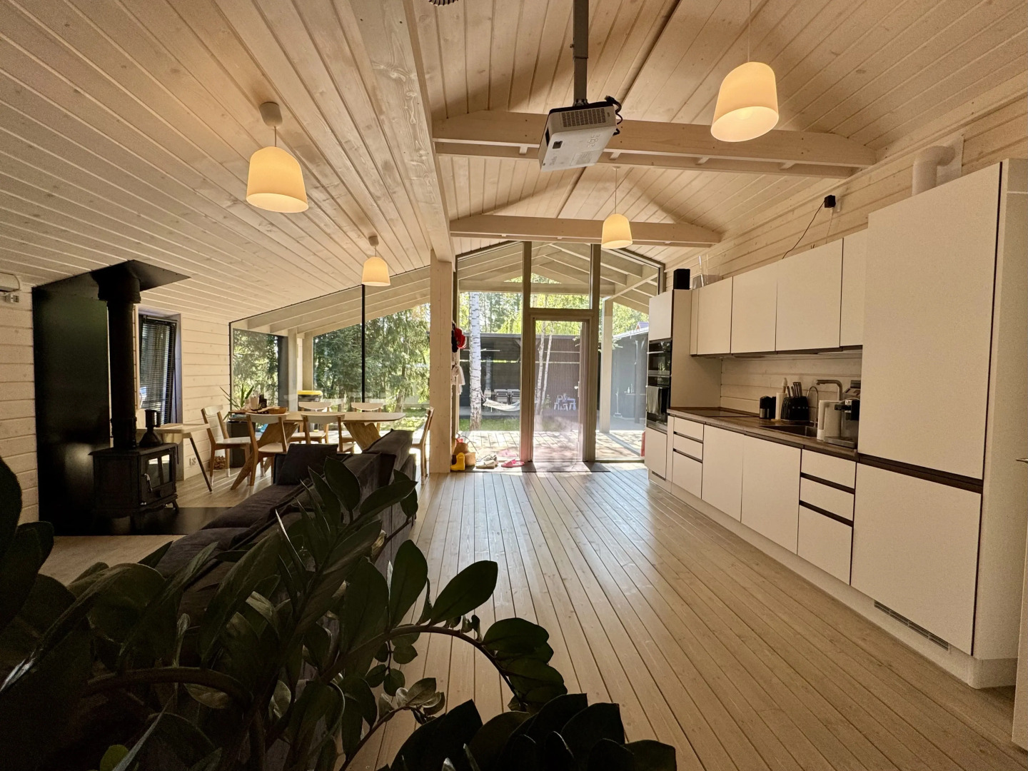 Частный Дом с Верандой в Лесу