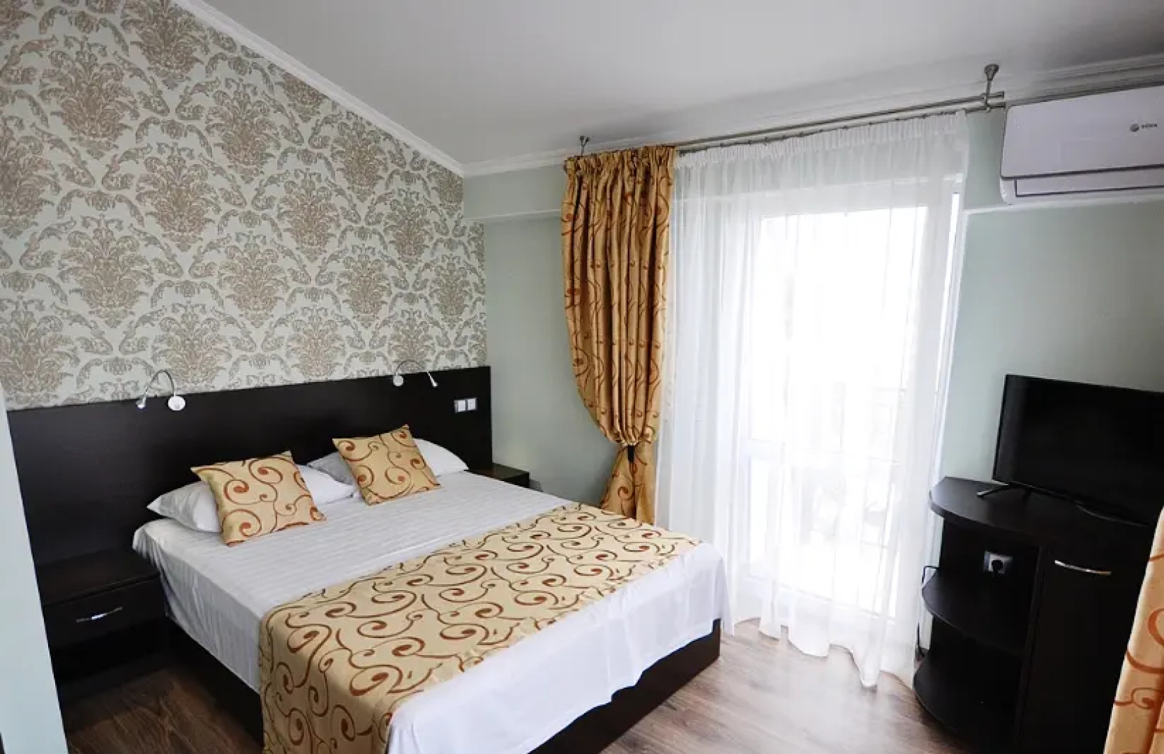 Отель Людмила