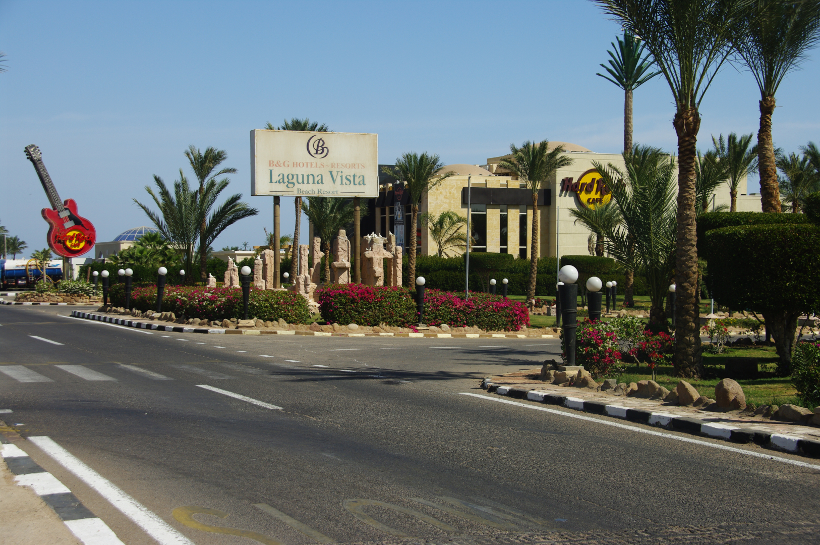 Апартаменты Luxury garden apartment and walk anywhere