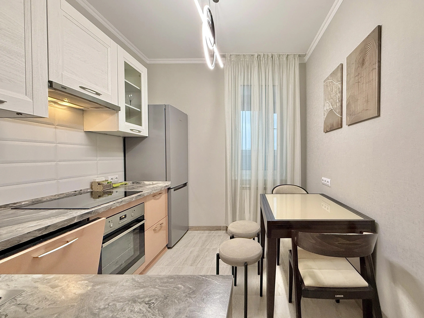 Жилое помещение 2-к квартира у метро Молодежная с яркими закатами