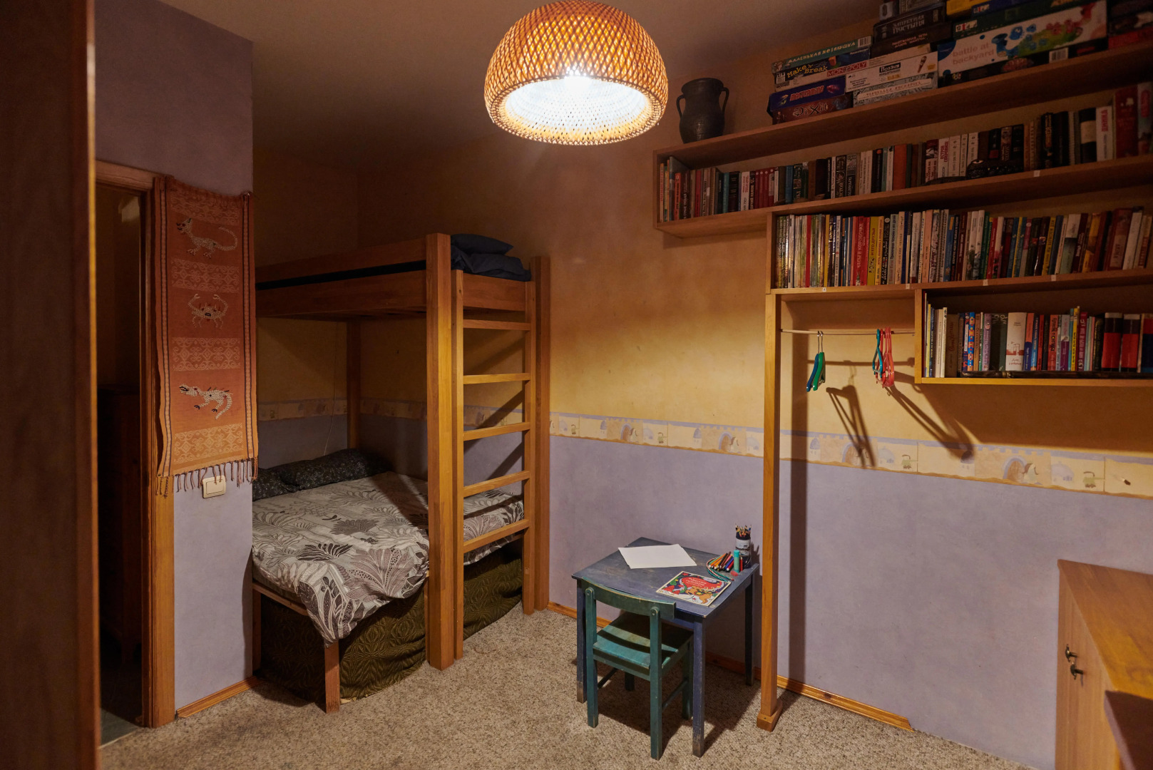 Квартира старинная мебель в лучах солнца